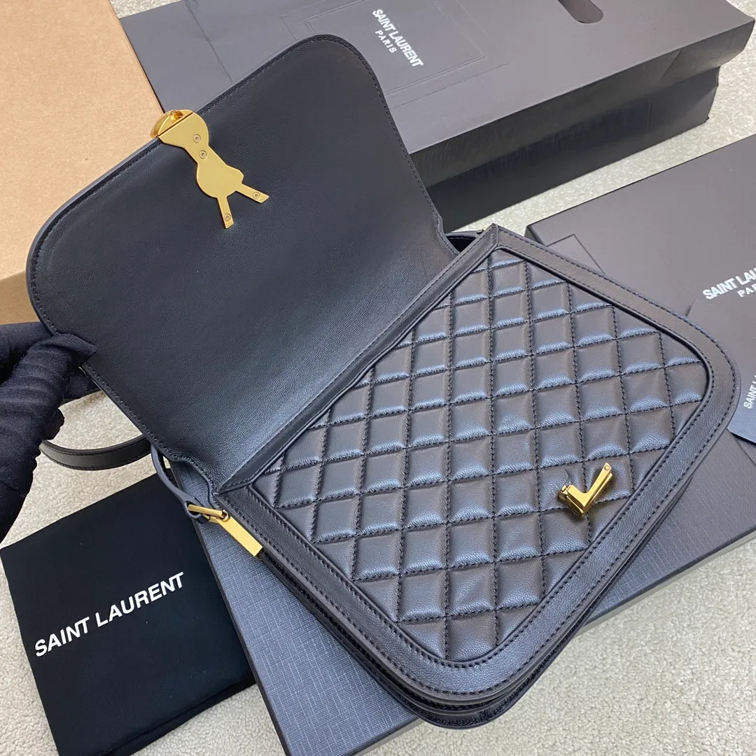 💰1660 Black Sheepskin/Gold 🌈SOLFERINO Quilted Bag A must-have item, it has conquered the entire fashion circle before it was launched. It is nostalgic for the Left Bank and is named after the street name Rue De Solferino on the Left Bank in Paris! The bag is made of imported sheepskin, which has a very good feel and flexibility. The interior is designed with a three-layer accordion partition, which can easily accommodate daily items. The newly designed "L" letter opens the buckle in half up and down, completely subverting your understanding of bag buckles. People can't help but marvel. It turns out that the bag can be opened like this. It's so interesting! 20230830 Model: 733704 [original leather] Size: 22x18x5cm
