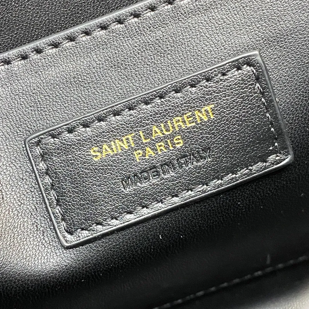💰1660 Black Sheepskin/Gold 🌈SOLFERINO Quilted Bag A must-have item, it has conquered the entire fashion circle before it was launched. It is nostalgic for the Left Bank and is named after the street name Rue De Solferino on the Left Bank in Paris! The bag is made of imported sheepskin, which has a very good feel and flexibility. The interior is designed with a three-layer accordion partition, which can easily accommodate daily items. The newly designed "L" letter opens the buckle in half up and down, completely subverting your understanding of bag buckles. People can't help but marvel. It turns out that the bag can be opened like this. It's so interesting! 20230830 Model: 733704 [original leather] Size: 22x18x5cm