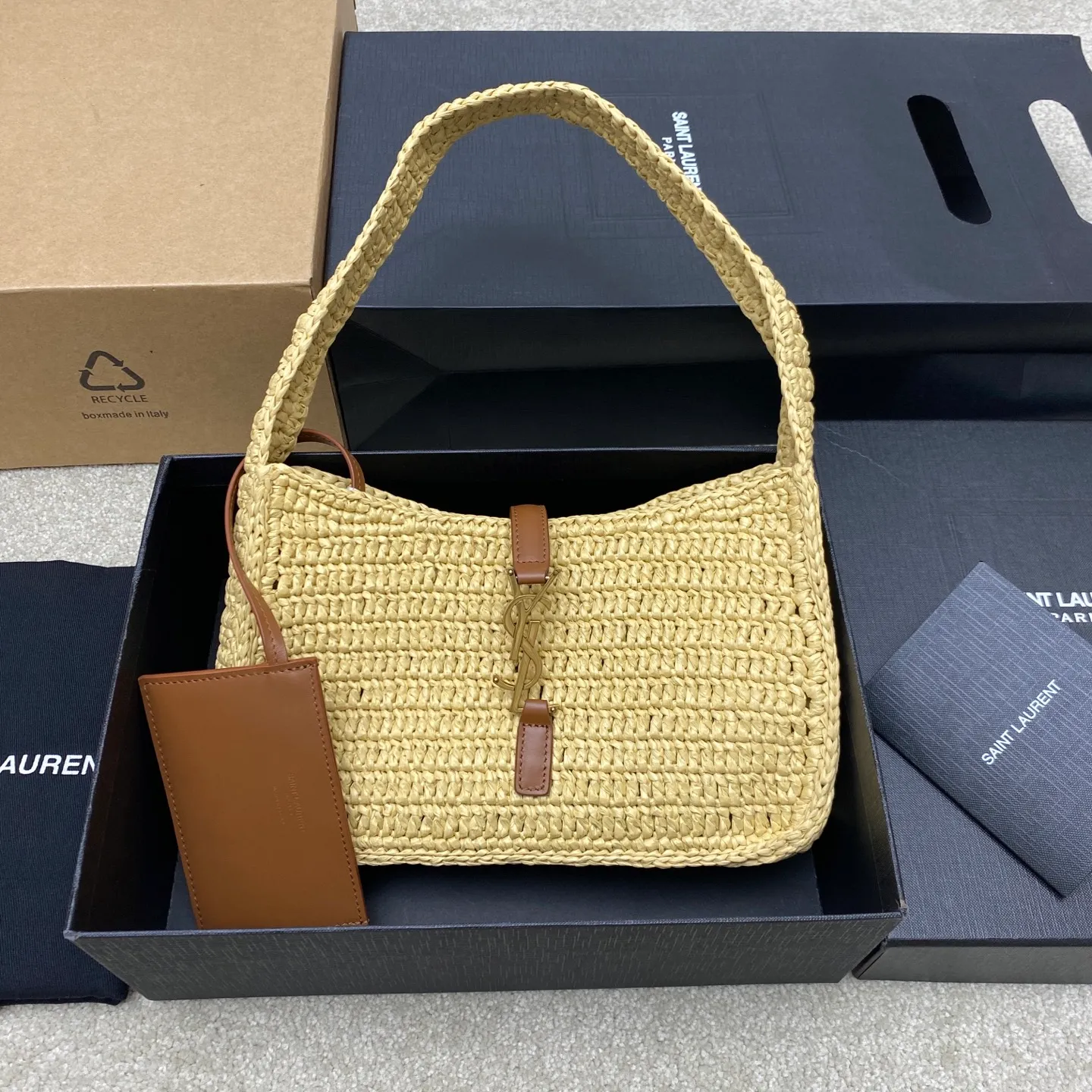 Apricot woven/antique gold 🌈LE 5 À 7 armpit woven bag is here~ The minimalist shape and logo are simple, beautiful and high-end! Full of artistic atmosphere. The opening and closing is a half-open buckle design. The raffia weave is very solid, super textured, and has a French lazy style. It can be worn with personal clothes every day. It is paired with a card and coin holder. It feels fresh and is also very nice to hold things. 20250680 Model: 657228 [original leather] Size: 24×14x6cm