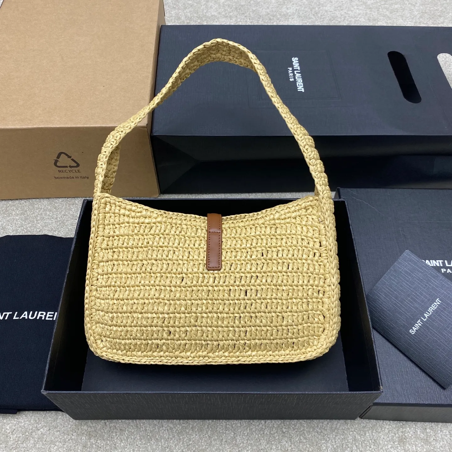 Apricot woven/antique gold 🌈LE 5 À 7 armpit woven bag is here~ The minimalist shape and logo are simple, beautiful and high-end! Full of artistic atmosphere. The opening and closing is a half-open buckle design. The raffia weave is very solid, super textured, and has a French lazy style. It can be worn with personal clothes every day. It is paired with a card and coin holder. It feels fresh and is also very nice to hold things. 20250680 Model: 657228 [original leather] Size: 24×14x6cm