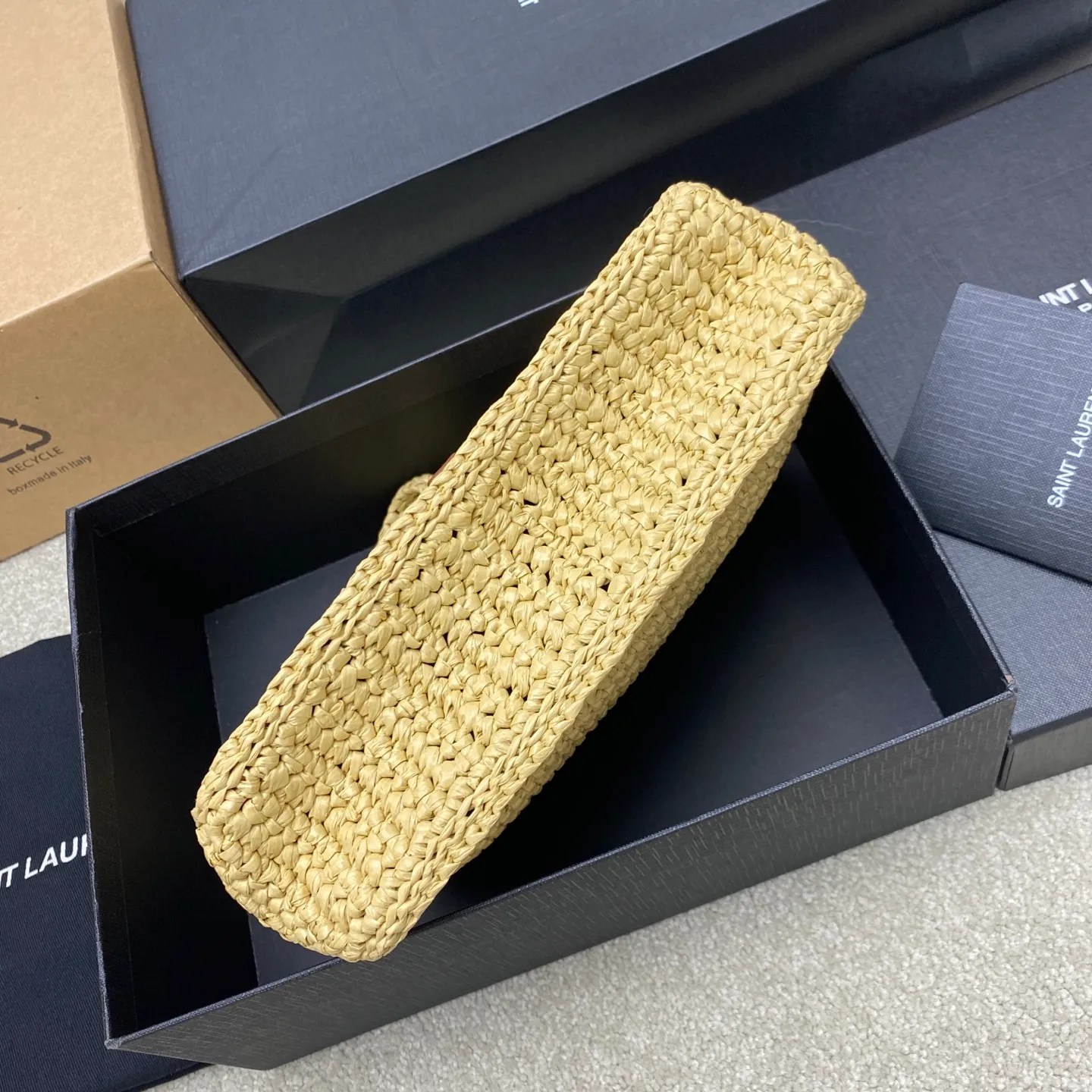 Apricot woven/antique gold 🌈LE 5 À 7 armpit woven bag is here~ The minimalist shape and logo are simple, beautiful and high-end! Full of artistic atmosphere. The opening and closing is a half-open buckle design. The raffia weave is very solid, super textured, and has a French lazy style. It can be worn with personal clothes every day. It is paired with a card and coin holder. It feels fresh and is also very nice to hold things. 20250680 Model: 657228 [original leather] Size: 24×14x6cm