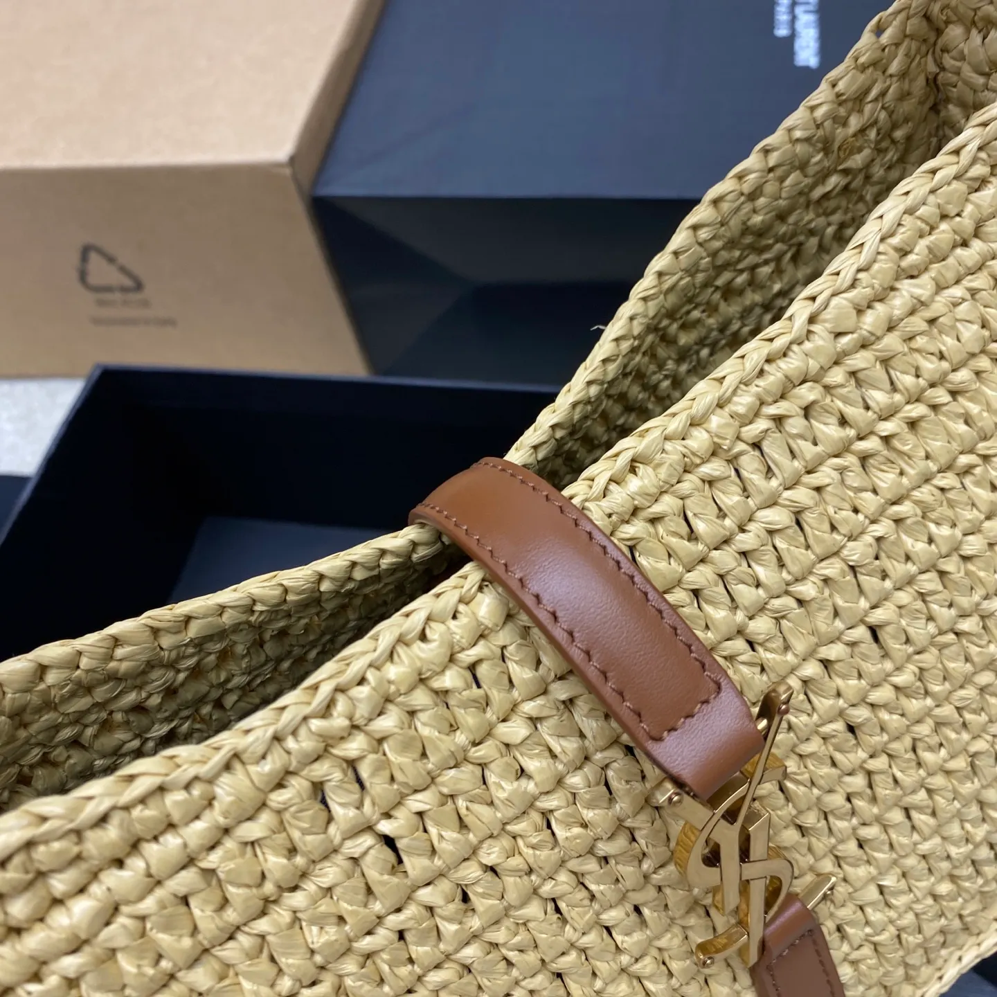 Apricot woven/antique gold 🌈LE 5 À 7 armpit woven bag is here~ The minimalist shape and logo are simple, beautiful and high-end! Full of artistic atmosphere. The opening and closing is a half-open buckle design. The raffia weave is very solid, super textured, and has a French lazy style. It can be worn with personal clothes every day. It is paired with a card and coin holder. It feels fresh and is also very nice to hold things. 20250680 Model: 657228 [original leather] Size: 24×14x6cm