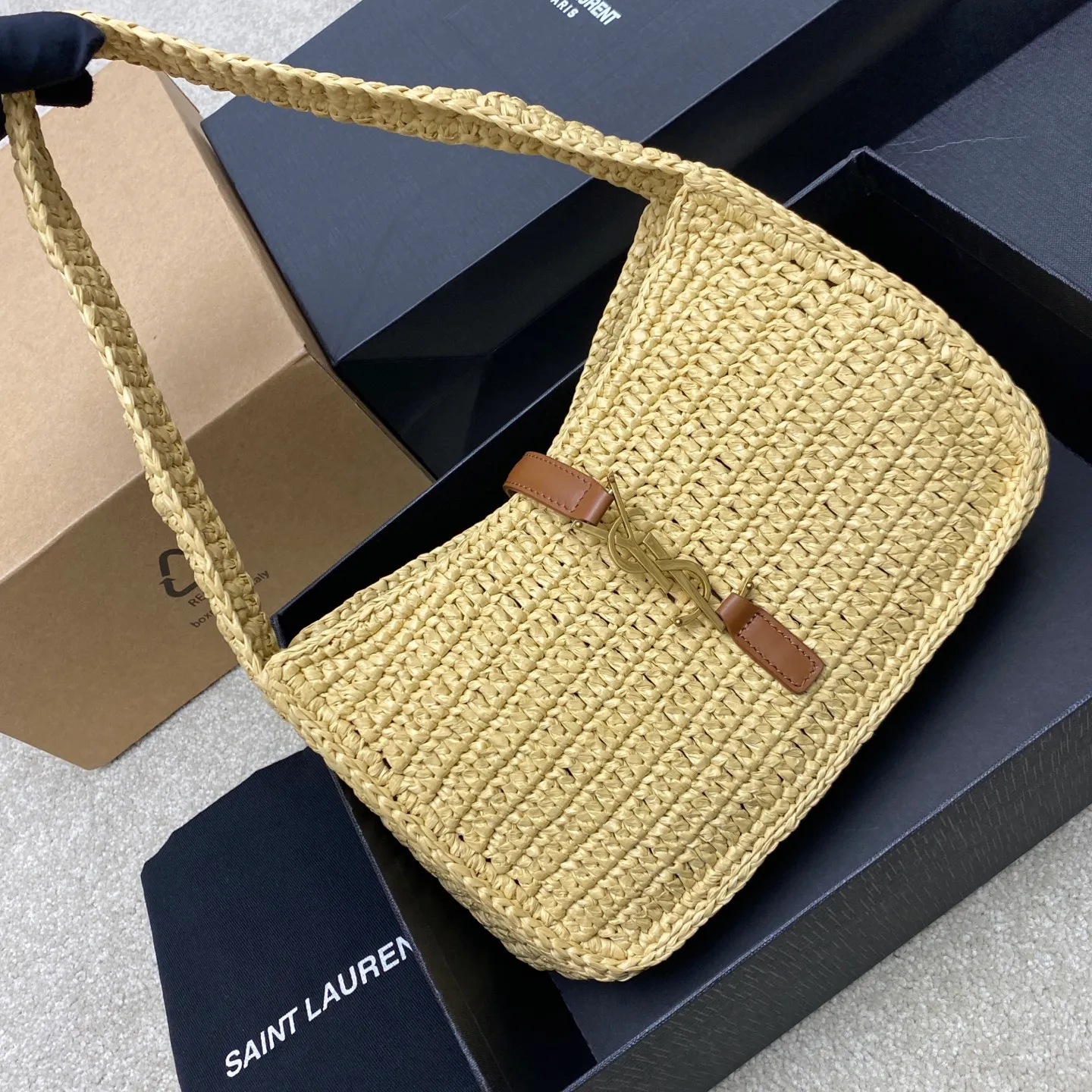 Apricot woven/antique gold 🌈LE 5 À 7 armpit woven bag is here~ The minimalist shape and logo are simple, beautiful and high-end! Full of artistic atmosphere. The opening and closing is a half-open buckle design. The raffia weave is very solid, super textured, and has a French lazy style. It can be worn with personal clothes every day. It is paired with a card and coin holder. It feels fresh and is also very nice to hold things. 20250680 Model: 657228 [original leather] Size: 24×14x6cm