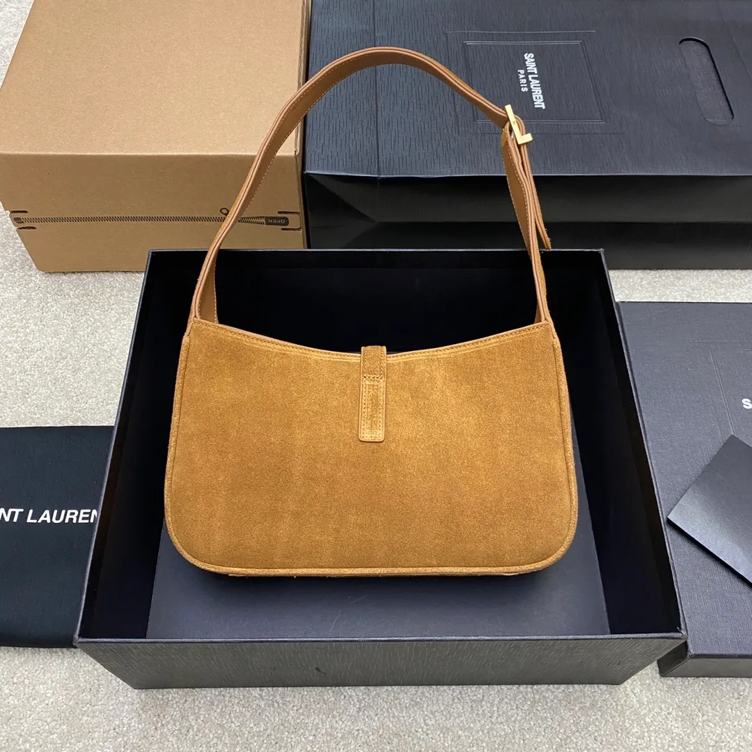 Brown nubuck leather/gold 🌈New nubuck brown leather underarm bag A bag that is extremely popular today, it is also one of this year’s treasure bags 👍Minimalist shape + metal logo buckle opening and closing design Adjustable shoulder strap Simple, beautiful and high-end feel The bag is light and easy to match. The too-tai-tao beauty l bag has sufficient capacity💋20220680 Model: 657228 [Original leather] Size: 24.5*14*6cm