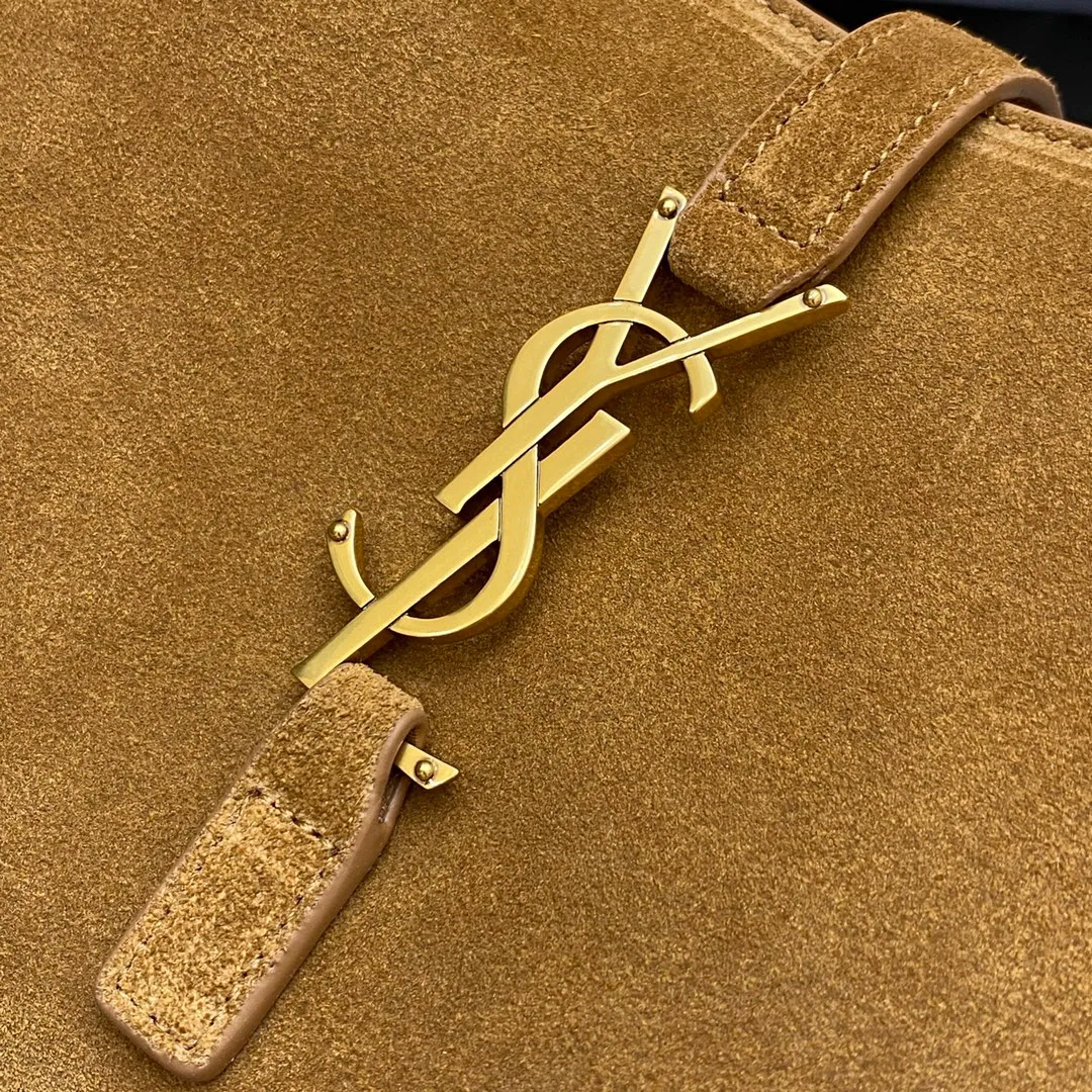 Brown nubuck leather/gold 🌈New nubuck brown leather underarm bag A bag that is extremely popular today, it is also one of this year’s treasure bags 👍Minimalist shape + metal logo buckle opening and closing design Adjustable shoulder strap Simple, beautiful and high-end feel The bag is light and easy to match. The too-tai-tao beauty l bag has sufficient capacity💋20220680 Model: 657228 [Original leather] Size: 24.5*14*6cm