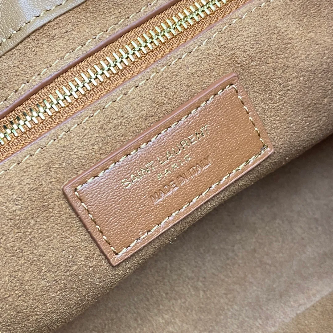Brown nubuck leather/gold 🌈New nubuck brown leather underarm bag A bag that is extremely popular today, it is also one of this year’s treasure bags 👍Minimalist shape + metal logo buckle opening and closing design Adjustable shoulder strap Simple, beautiful and high-end feel The bag is light and easy to match. The too-tai-tao beauty l bag has sufficient capacity💋20220680 Model: 657228 [Original leather] Size: 24.5*14*6cm