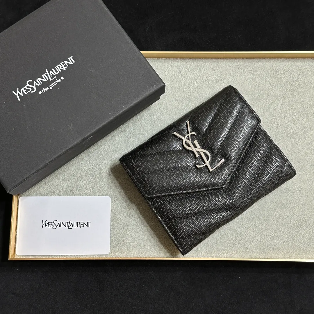 💰160 💎Top quality💖 YSL Caviar Black Silver Gold# Full cowhide inside and outside (SAINT LAURENT) Bi-fold short clip wallet card holder Genuine development Imported calfskin pressed cowhide caviar Made of imported cowhide with unique hardware👏 Original quality of four card slots inside, color as shown, coin purse👛 Model: 414404 Size: 13*9*3CM