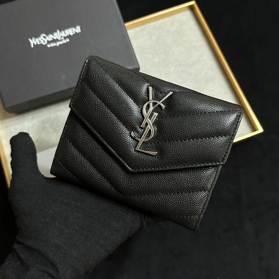 💰160 💎Top quality💖 YSL Caviar Black Silver Gold# Full cowhide inside and outside (SAINT LAURENT) Bi-fold short clip wallet card holder Genuine development Imported calfskin pressed cowhide caviar Made of imported cowhide with unique hardware👏 Original quality of four card slots inside, color as shown, coin purse👛 Model: 414404 Size: 13*9*3CM