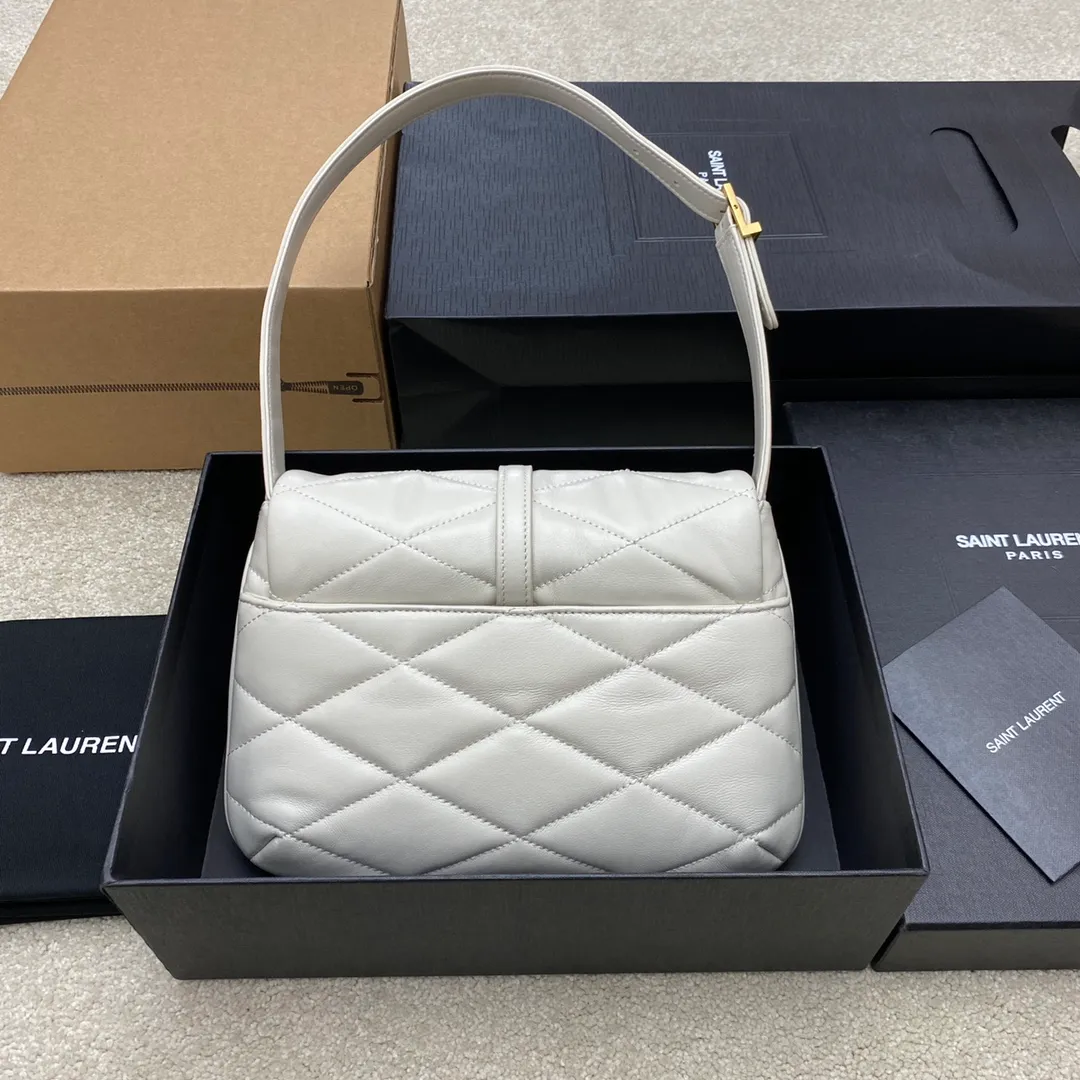 p1560 Premium Original White Sheep Leather/Ancient Gold 🌈LE 57 series quilted armpit bag. These days, if you don’t have an armpit bag, you’d be embarrassed to say you’re a trendy person, right? The entire bag adopts diamond-shaped quilting technology, and the metal logo decoration on the front adds a finishing touch. Exquisite workmanship and romantic sentiment meet and blend! The original Italian lamb leather feels soft and comfortable, so soft that I always want to wear it! For banquets, it can be worn with any outfit. It can be used casually or as a goddess. It is a versatile tool👍20220650 Model: 698567 [original leather] Size: 24×18×5.5cm