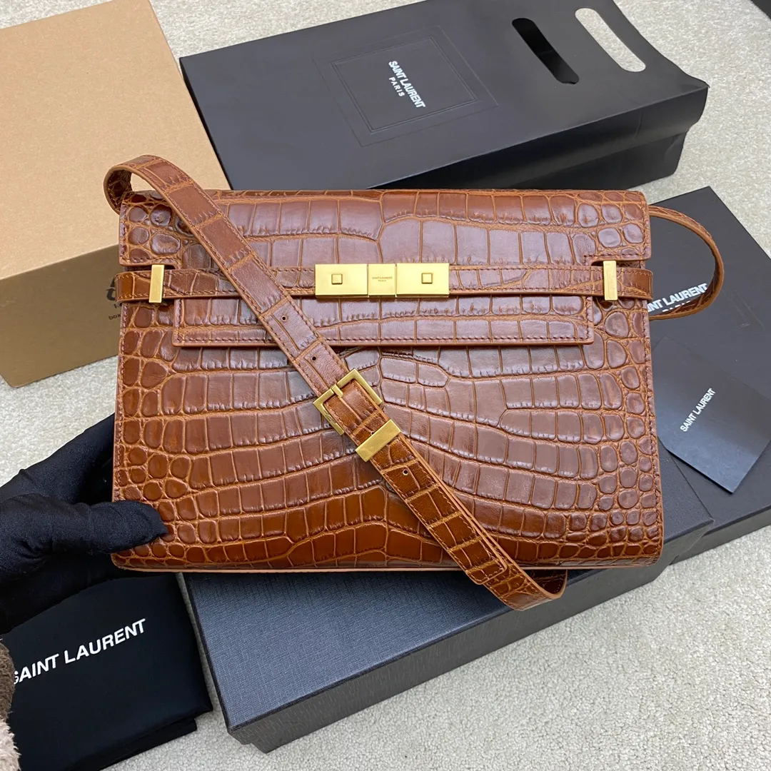 Brown Crocodile/Gold 🌈 Manhattan The latest bag type, the clamshell Manhattan baguette bag, has changed the classic logo of the past and replaced it with a low-key and simple design style. It is a bit like Kelly from the H family, with a very retro flavor👍It can be held in the hand, on one shoulder or crossbody, and The bag is multi-purpose, satisfying both business ladies and little girls’ leisure time. The carefully selected original crocodile pattern cowhide, perfect wiring, and exquisite hardware make the whole bag exude a high-end taste. 👍20230880 Model: 553742 [original leather] Size: 29*20x7.5cm