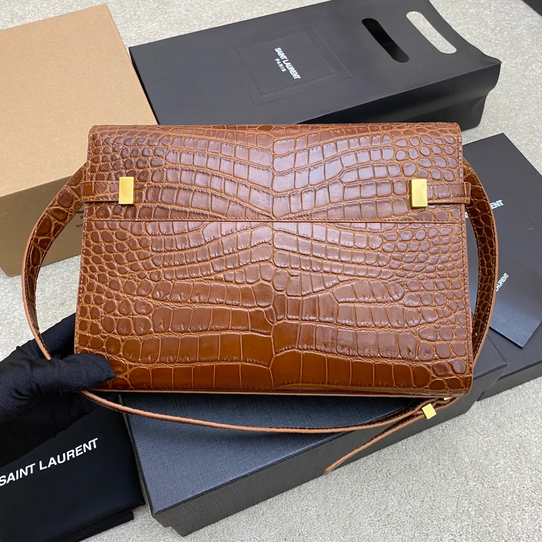 Brown Crocodile/Gold 🌈 Manhattan The latest bag type, the clamshell Manhattan baguette bag, has changed the classic logo of the past and replaced it with a low-key and simple design style. It is a bit like Kelly from the H family, with a very retro flavor👍It can be held in the hand, on one shoulder or crossbody, and The bag is multi-purpose, satisfying both business ladies and little girls’ leisure time. The carefully selected original crocodile pattern cowhide, perfect wiring, and exquisite hardware make the whole bag exude a high-end taste. 👍20230880 Model: 553742 [original leather] Size: 29*20x7.5cm