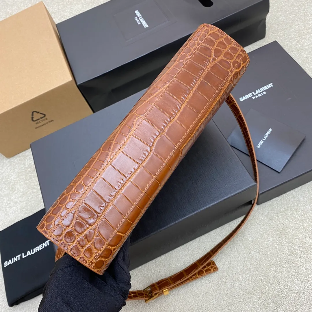 Brown Crocodile/Gold 🌈 Manhattan The latest bag type, the clamshell Manhattan baguette bag, has changed the classic logo of the past and replaced it with a low-key and simple design style. It is a bit like Kelly from the H family, with a very retro flavor👍It can be held in the hand, on one shoulder or crossbody, and The bag is multi-purpose, satisfying both business ladies and little girls’ leisure time. The carefully selected original crocodile pattern cowhide, perfect wiring, and exquisite hardware make the whole bag exude a high-end taste. 👍20230880 Model: 553742 [original leather] Size: 29*20x7.5cm