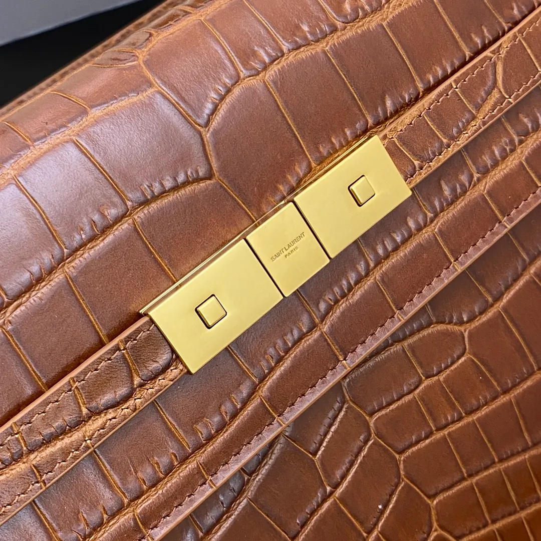 Brown Crocodile/Gold 🌈 Manhattan The latest bag type, the clamshell Manhattan baguette bag, has changed the classic logo of the past and replaced it with a low-key and simple design style. It is a bit like Kelly from the H family, with a very retro flavor👍It can be held in the hand, on one shoulder or crossbody, and The bag is multi-purpose, satisfying both business ladies and little girls’ leisure time. The carefully selected original crocodile pattern cowhide, perfect wiring, and exquisite hardware make the whole bag exude a high-end taste. 👍20230880 Model: 553742 [original leather] Size: 29*20x7.5cm