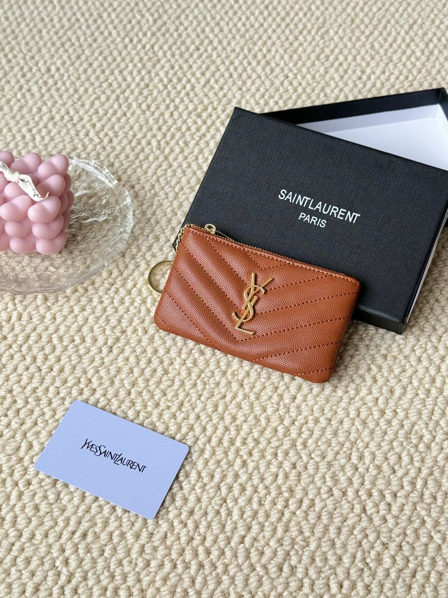 💰140 The first key bag in the ysl series, a V-shaped chain bag, matching key ring, grosgrain lining, and exquisite hardware make this small leather bag particularly good. It can be used as a key bag or coin purse, suitable for men and women. Great for giving as a gift or for personal use! Style number: 438386 Size: 13x7.5x2cm