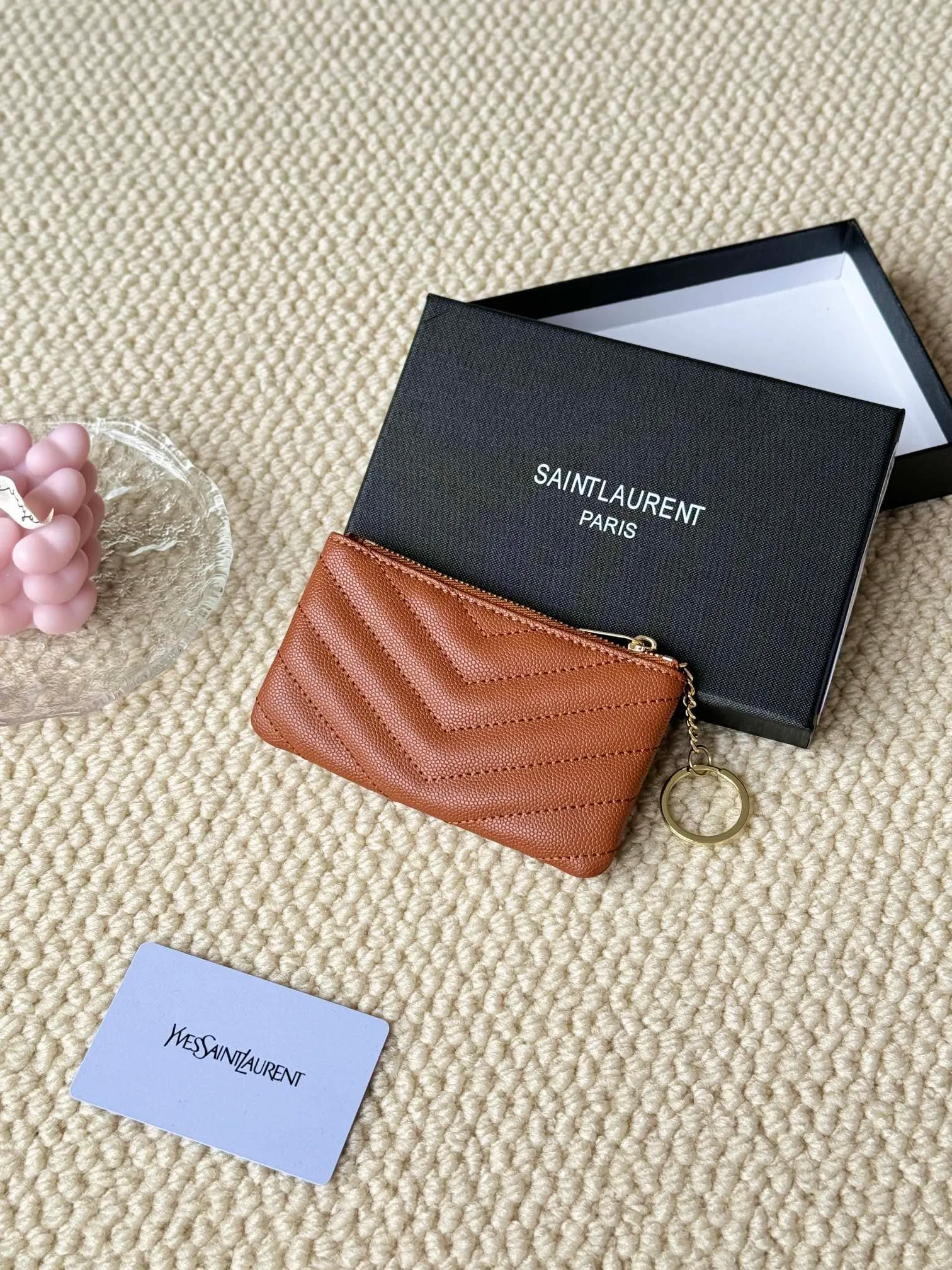 💰140 The first key bag in the ysl series, a V-shaped chain bag, matching key ring, grosgrain lining, and exquisite hardware make this small leather bag particularly good. It can be used as a key bag or coin purse, suitable for men and women. Great for giving as a gift or for personal use! Style number: 438386 Size: 13x7.5x2cm