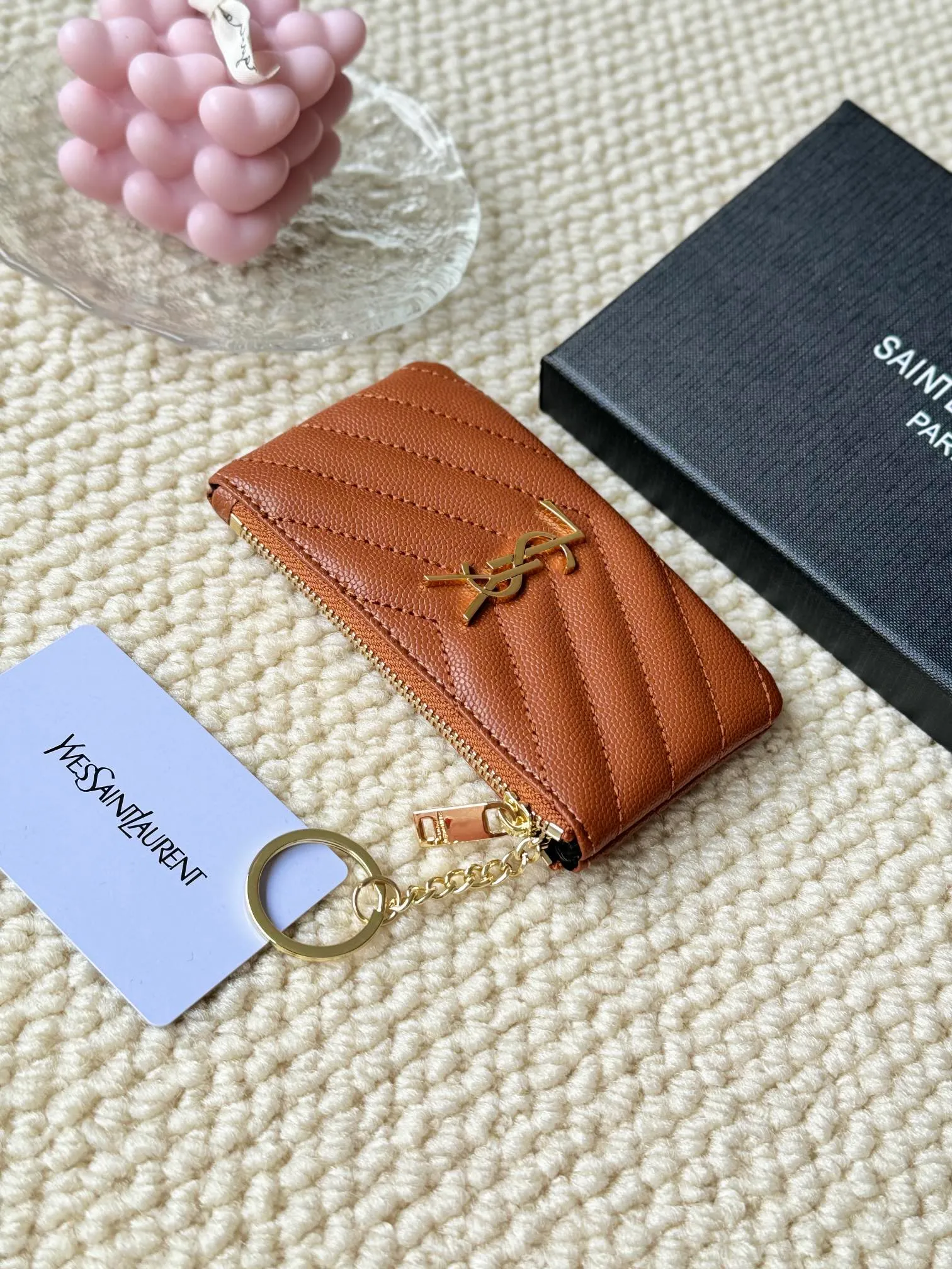 💰140 The first key bag in the ysl series, a V-shaped chain bag, matching key ring, grosgrain lining, and exquisite hardware make this small leather bag particularly good. It can be used as a key bag or coin purse, suitable for men and women. Great for giving as a gift or for personal use! Style number: 438386 Size: 13x7.5x2cm