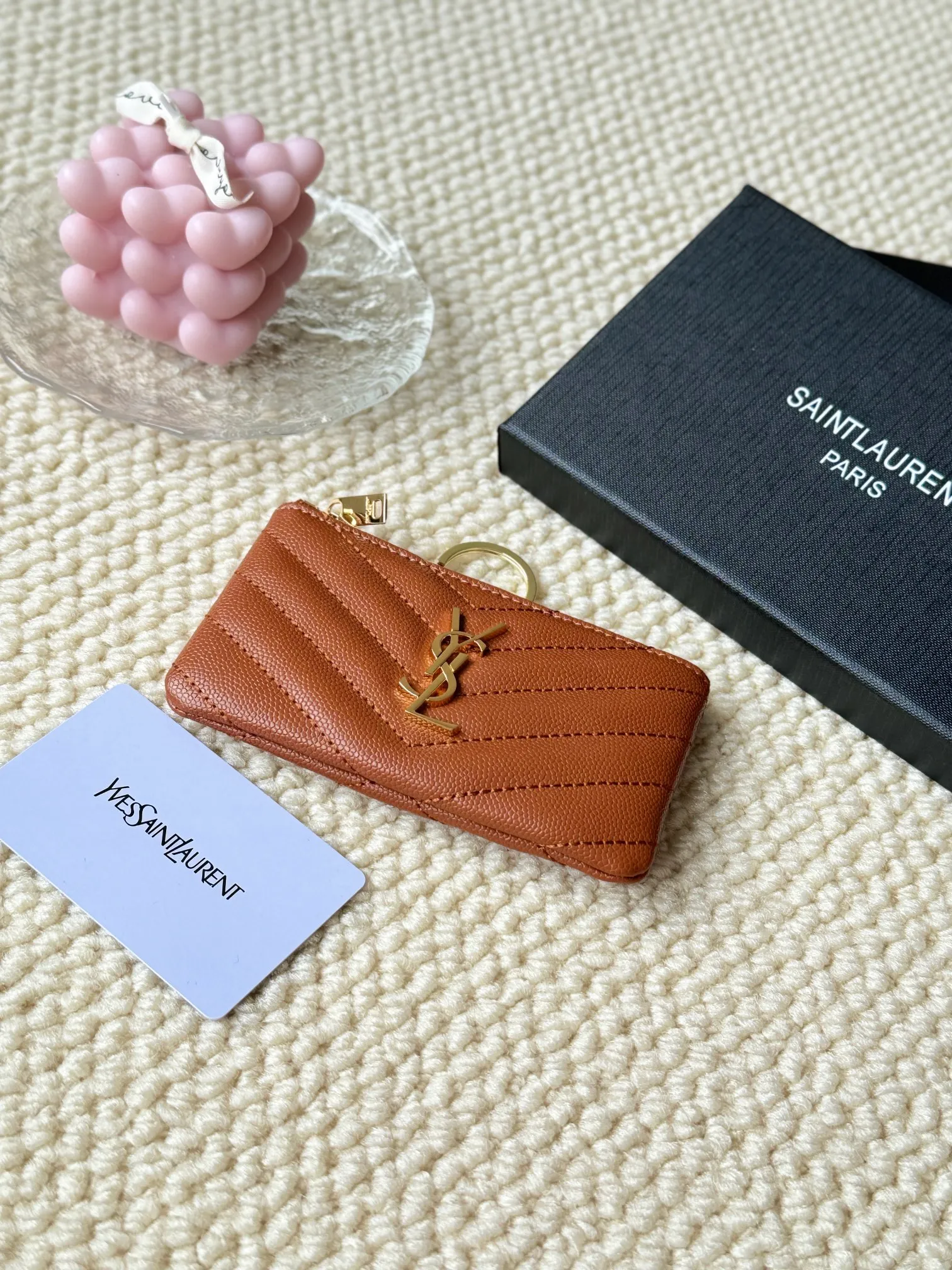 💰140 The first key bag in the ysl series, a V-shaped chain bag, matching key ring, grosgrain lining, and exquisite hardware make this small leather bag particularly good. It can be used as a key bag or coin purse, suitable for men and women. Great for giving as a gift or for personal use! Style number: 438386 Size: 13x7.5x2cm