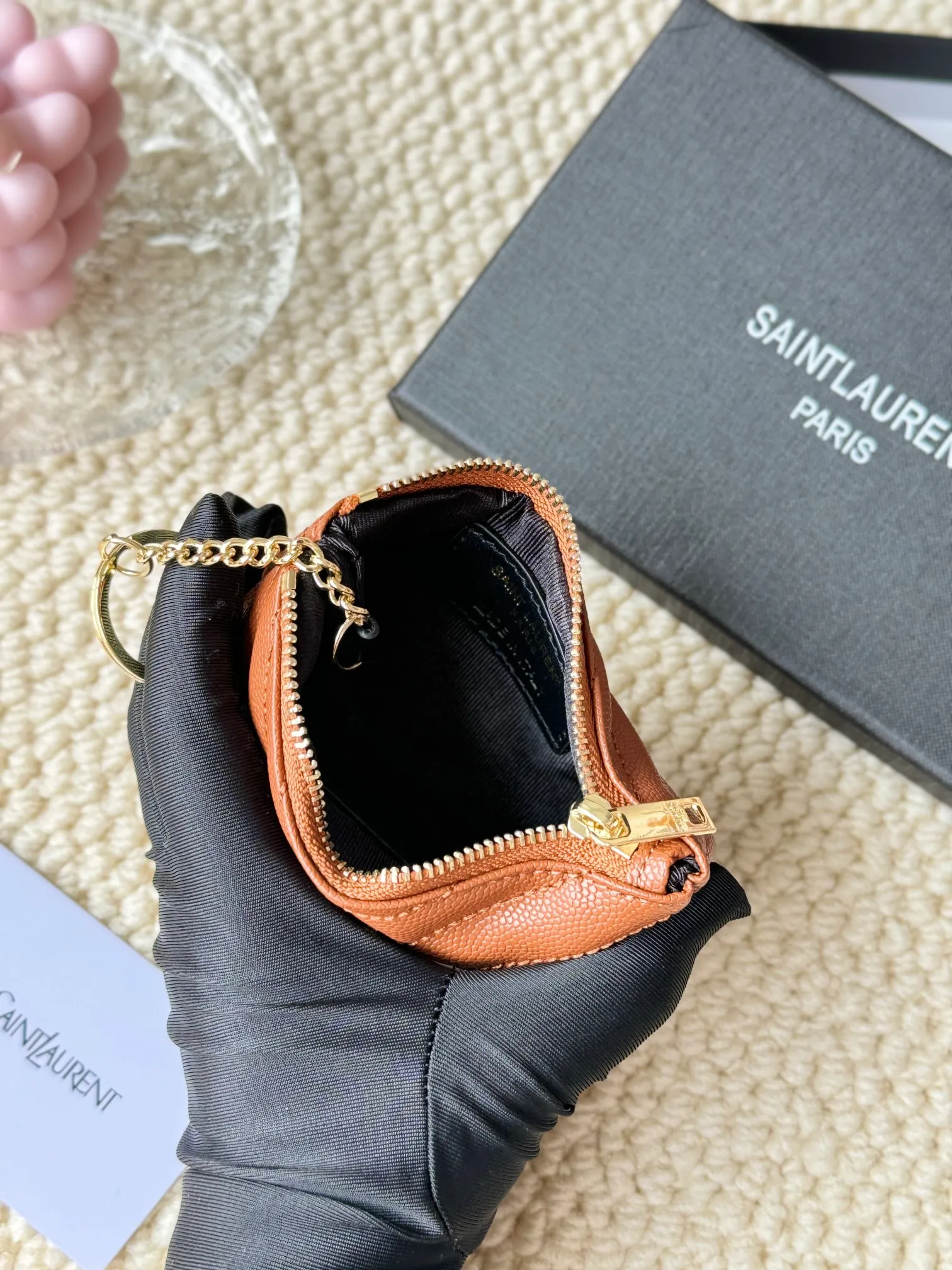 💰140 The first key bag in the ysl series, a V-shaped chain bag, matching key ring, grosgrain lining, and exquisite hardware make this small leather bag particularly good. It can be used as a key bag or coin purse, suitable for men and women. Great for giving as a gift or for personal use! Style number: 438386 Size: 13x7.5x2cm
