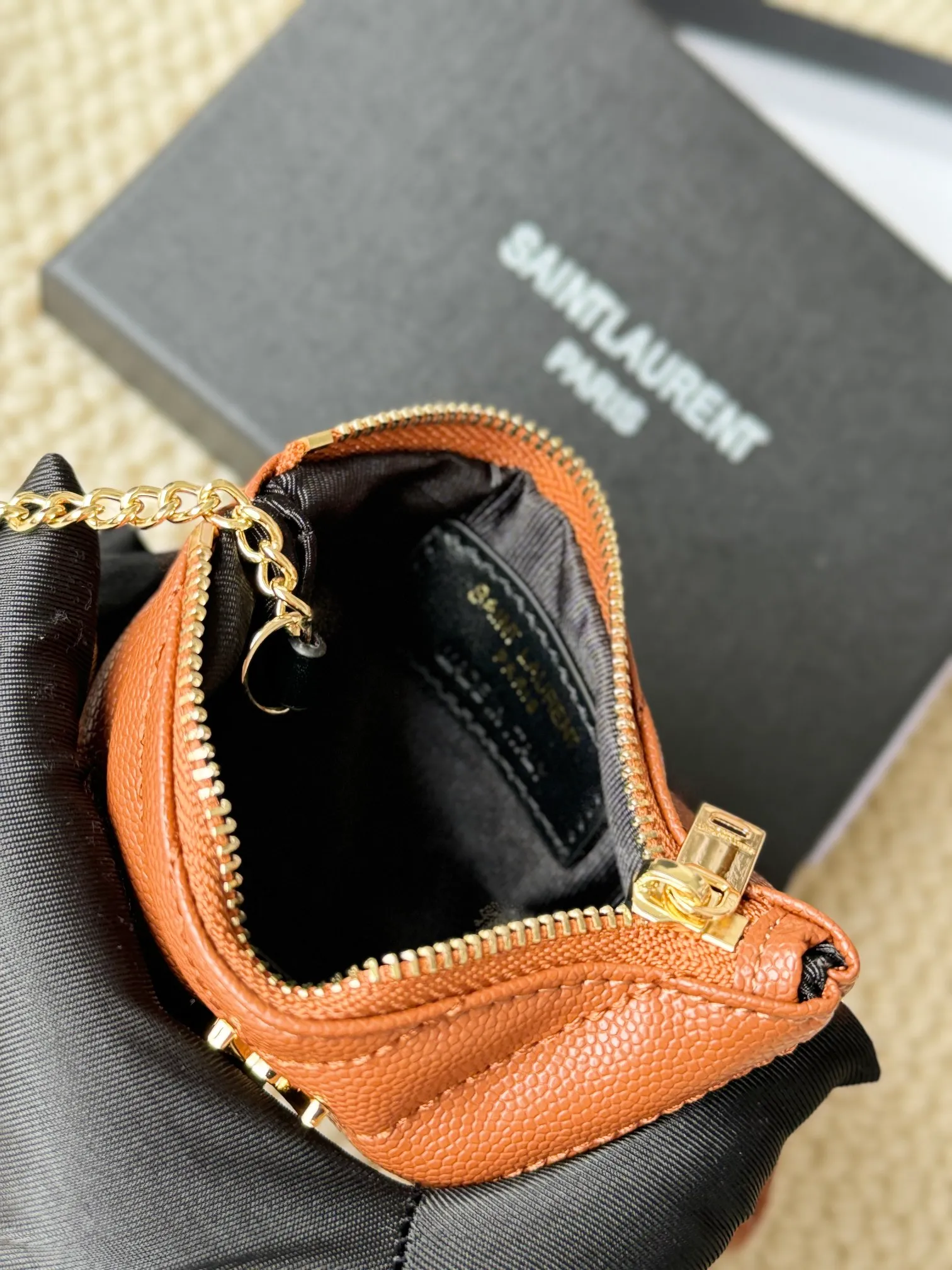 💰140 The first key bag in the ysl series, a V-shaped chain bag, matching key ring, grosgrain lining, and exquisite hardware make this small leather bag particularly good. It can be used as a key bag or coin purse, suitable for men and women. Great for giving as a gift or for personal use! Style number: 438386 Size: 13x7.5x2cm