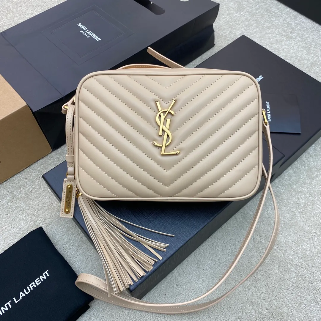 💰1360 apricot plain/gold 🌈The popular Y family LOU BAG camera bag is super lightweight and has an amazing capacity👍original ZP leather‼ ️Delicate and high-end, the leather feels super good👍The simple bag body is embellished with Y’s classic logo, the shoulder straps can be adjusted, and the tassel pendant can be removed, making it lightweight and versatile! 20220680 Model: 505730 [original leather] Size: 23x16x6cm