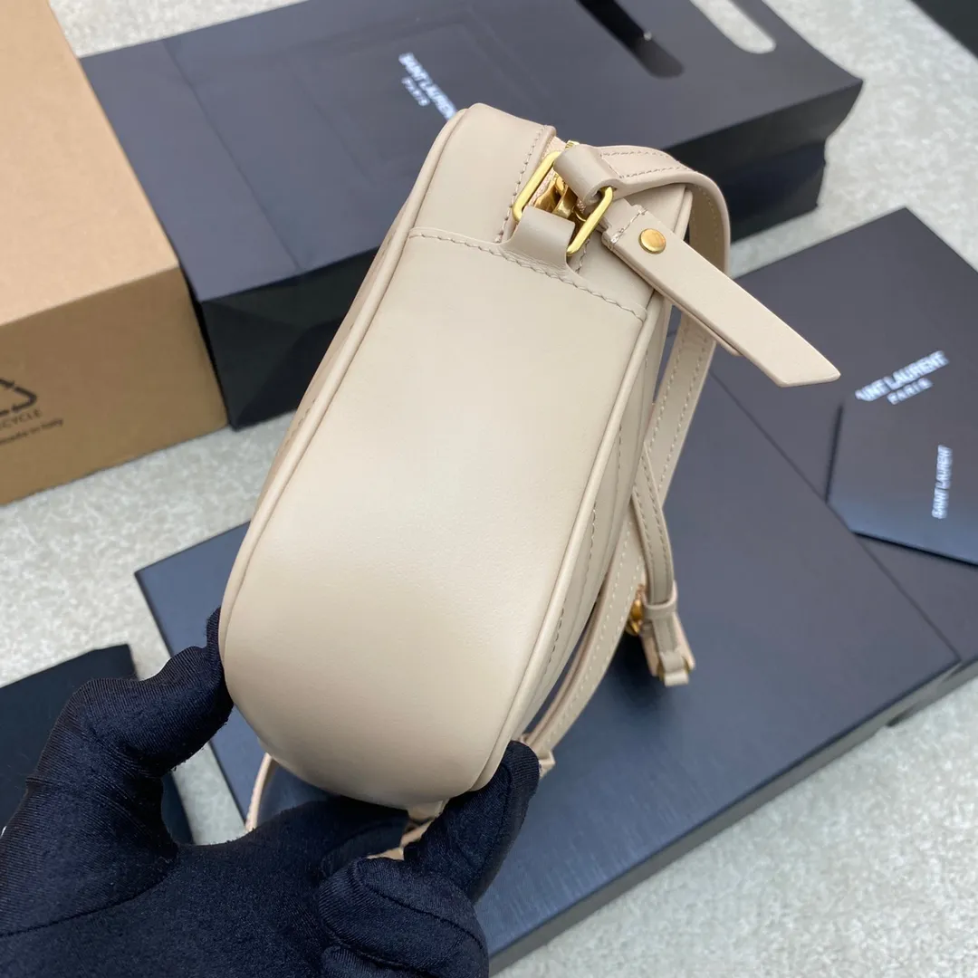 💰1360 apricot plain/gold 🌈The popular Y family LOU BAG camera bag is super lightweight and has an amazing capacity👍original ZP leather‼ ️Delicate and high-end, the leather feels super good👍The simple bag body is embellished with Y’s classic logo, the shoulder straps can be adjusted, and the tassel pendant can be removed, making it lightweight and versatile! 20220680 Model: 505730 [original leather] Size: 23x16x6cm