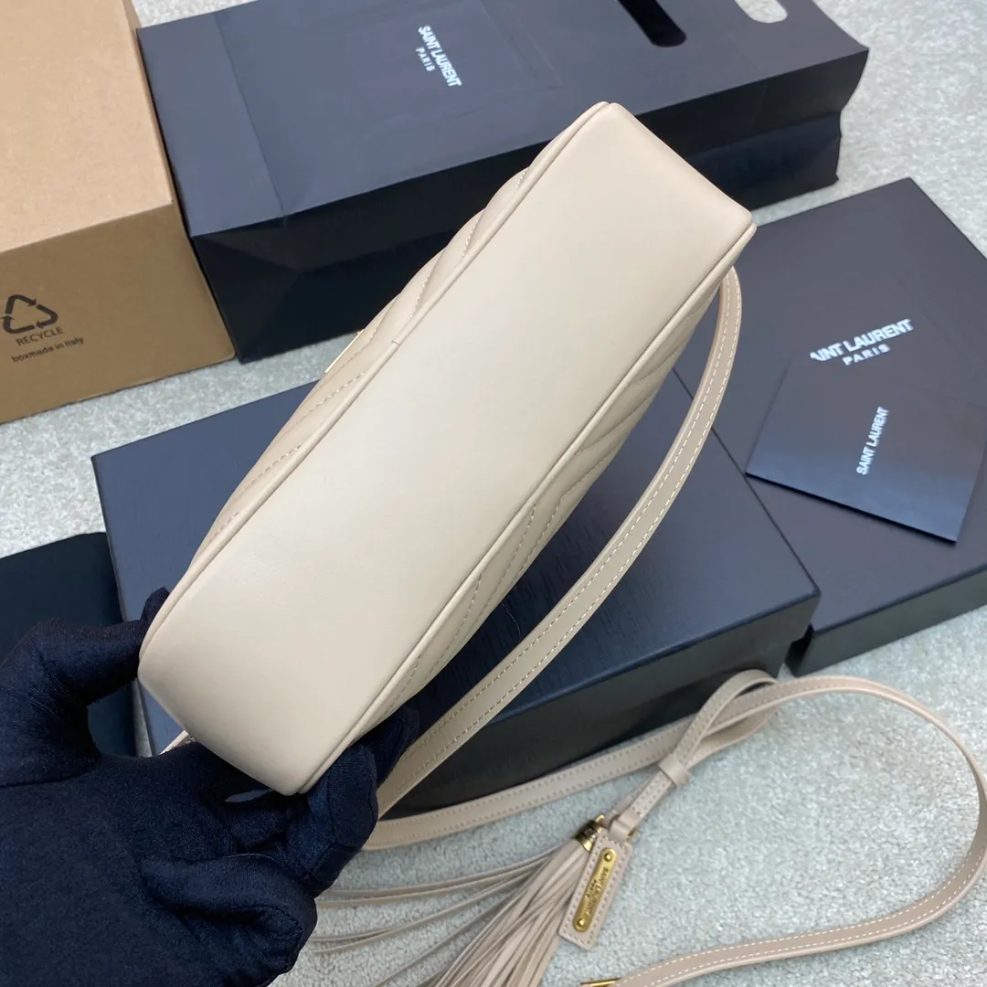 💰1360 apricot plain/gold 🌈The popular Y family LOU BAG camera bag is super lightweight and has an amazing capacity👍original ZP leather‼ ️Delicate and high-end, the leather feels super good👍The simple bag body is embellished with Y’s classic logo, the shoulder straps can be adjusted, and the tassel pendant can be removed, making it lightweight and versatile! 20220680 Model: 505730 [original leather] Size: 23x16x6cm