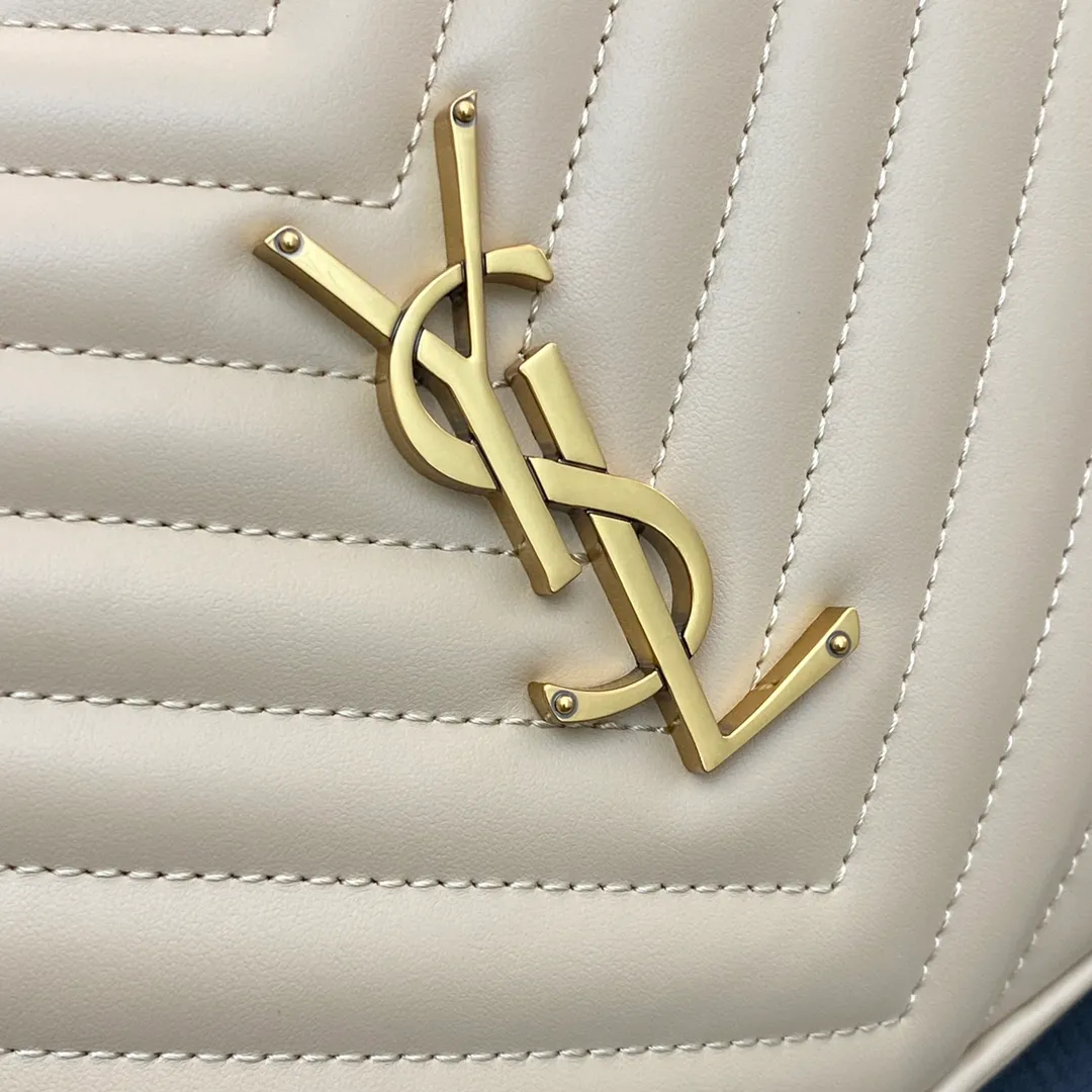 💰1360 apricot plain/gold 🌈The popular Y family LOU BAG camera bag is super lightweight and has an amazing capacity👍original ZP leather‼ ️Delicate and high-end, the leather feels super good👍The simple bag body is embellished with Y’s classic logo, the shoulder straps can be adjusted, and the tassel pendant can be removed, making it lightweight and versatile! 20220680 Model: 505730 [original leather] Size: 23x16x6cm