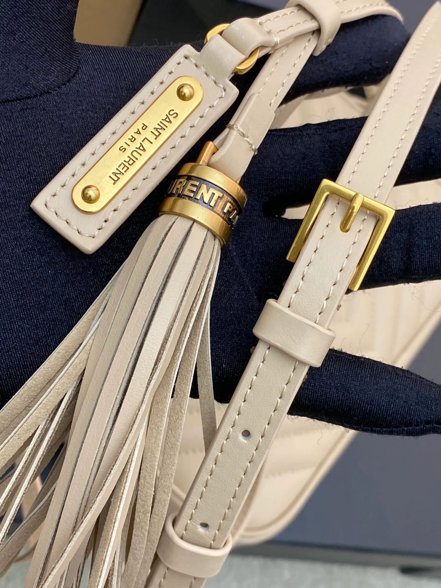 💰1360 apricot plain/gold 🌈The popular Y family LOU BAG camera bag is super lightweight and has an amazing capacity👍original ZP leather‼ ️Delicate and high-end, the leather feels super good👍The simple bag body is embellished with Y’s classic logo, the shoulder straps can be adjusted, and the tassel pendant can be removed, making it lightweight and versatile! 20220680 Model: 505730 [original leather] Size: 23x16x6cm