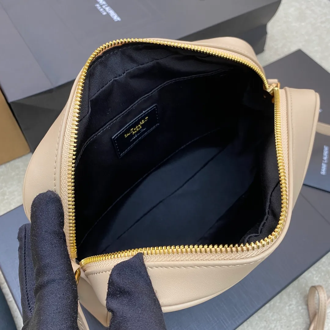 💰1360 apricot plain/gold 🌈The popular Y family LOU BAG camera bag is super lightweight and has an amazing capacity👍original ZP leather‼ ️Delicate and high-end, the leather feels super good👍The simple bag body is embellished with Y’s classic logo, the shoulder straps can be adjusted, and the tassel pendant can be removed, making it lightweight and versatile! 20220680 Model: 505730 [original leather] Size: 23x16x6cm