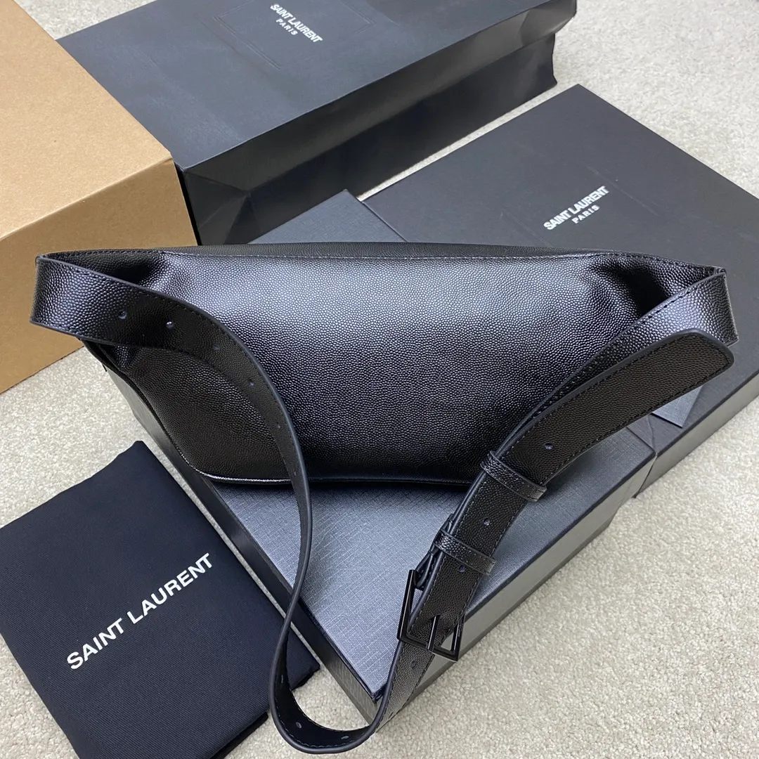 💰1240 black ball pattern/gun (waist bag) 🌈The latest big logo waist bag from Y's counter👑Using high-grade caviar leather pattern, customized exclusive hardware, exclusive to the market😎The shape is the original semi-circular bag body, and the leather shoulder strap is equipped with an adjustment buckle, suitable for both fat and thin! It can also be adjusted into a chest bag or crossbody bag [Celebration], which increases the functionality of the bag! There are no other compartments in the bag except for 3 card slots and a cash slot, so you can use it casually without any constraints👍20240630 Model: 569737 [original leather] Size: 25x14x3.5cm
