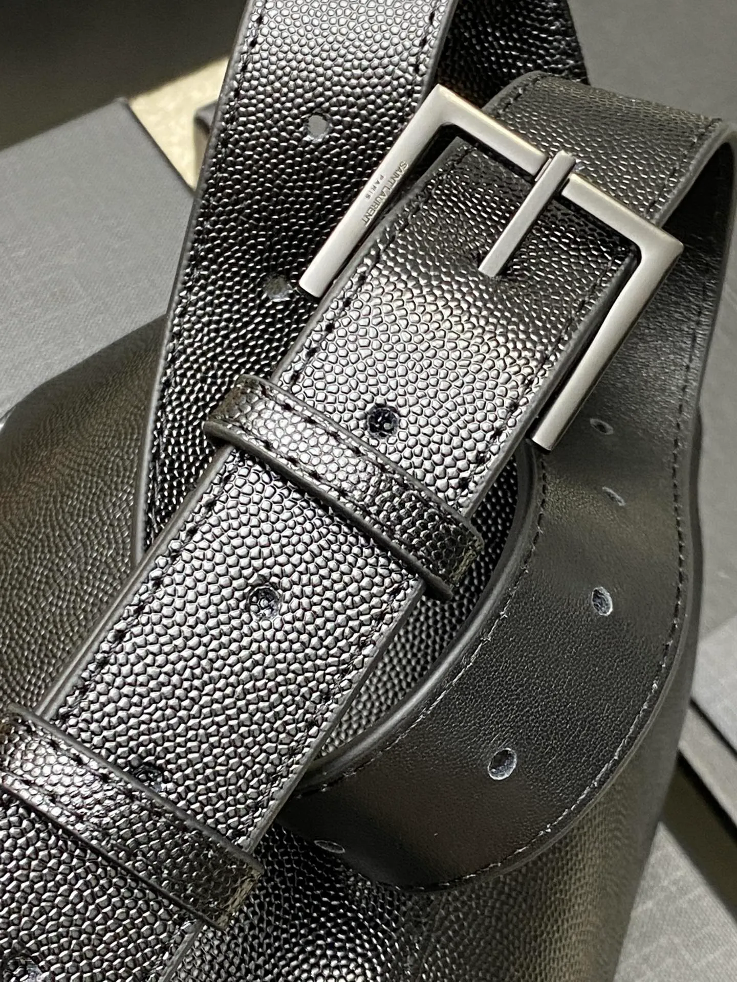 💰1240 black ball pattern/gun (waist bag) 🌈The latest big logo waist bag from Y's counter👑Using high-grade caviar leather pattern, customized exclusive hardware, exclusive to the market😎The shape is the original semi-circular bag body, and the leather shoulder strap is equipped with an adjustment buckle, suitable for both fat and thin! It can also be adjusted into a chest bag or crossbody bag [Celebration], which increases the functionality of the bag! There are no other compartments in the bag except for 3 card slots and a cash slot, so you can use it casually without any constraints👍20240630 Model: 569737 [original leather] Size: 25x14x3.5cm