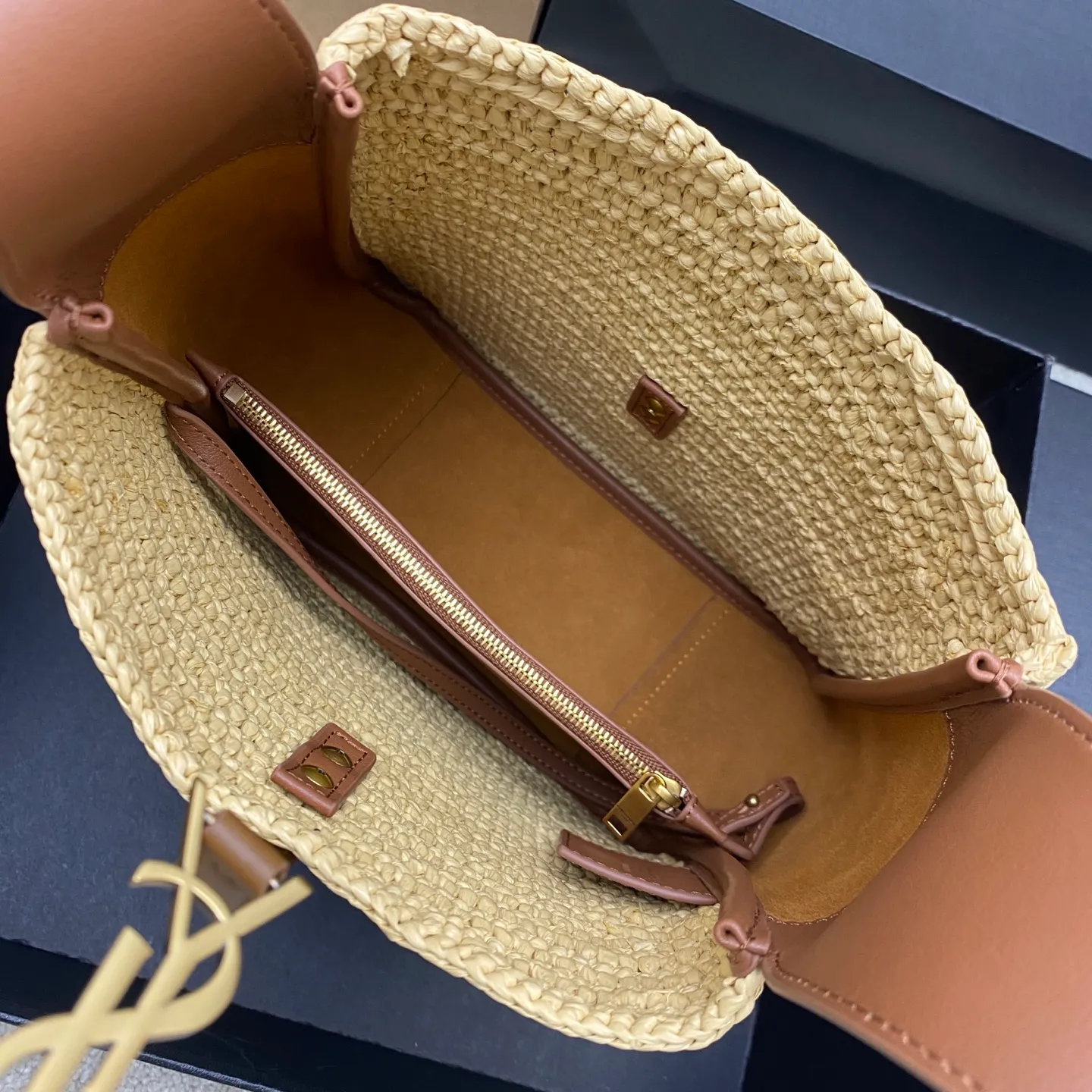 Apricot weave/old gold 🌈 Brand new and upgraded version [Raffia weave] ▪️ROSE▪️ New style for the new year, the same style as the Korean star Hobo!! This year’s extremely popular armpit bag Y family is late but it’s here! ! The outline of the bag is simple and three-dimensional, and it looks stiff but not too sharp. Paired with the brand's iconic plug-in buckle, the overall look gives a unique and elegant, yet fashionable and modern temperament👑20250850 Model: 823812 [original leather] Size: 22x22x10cm