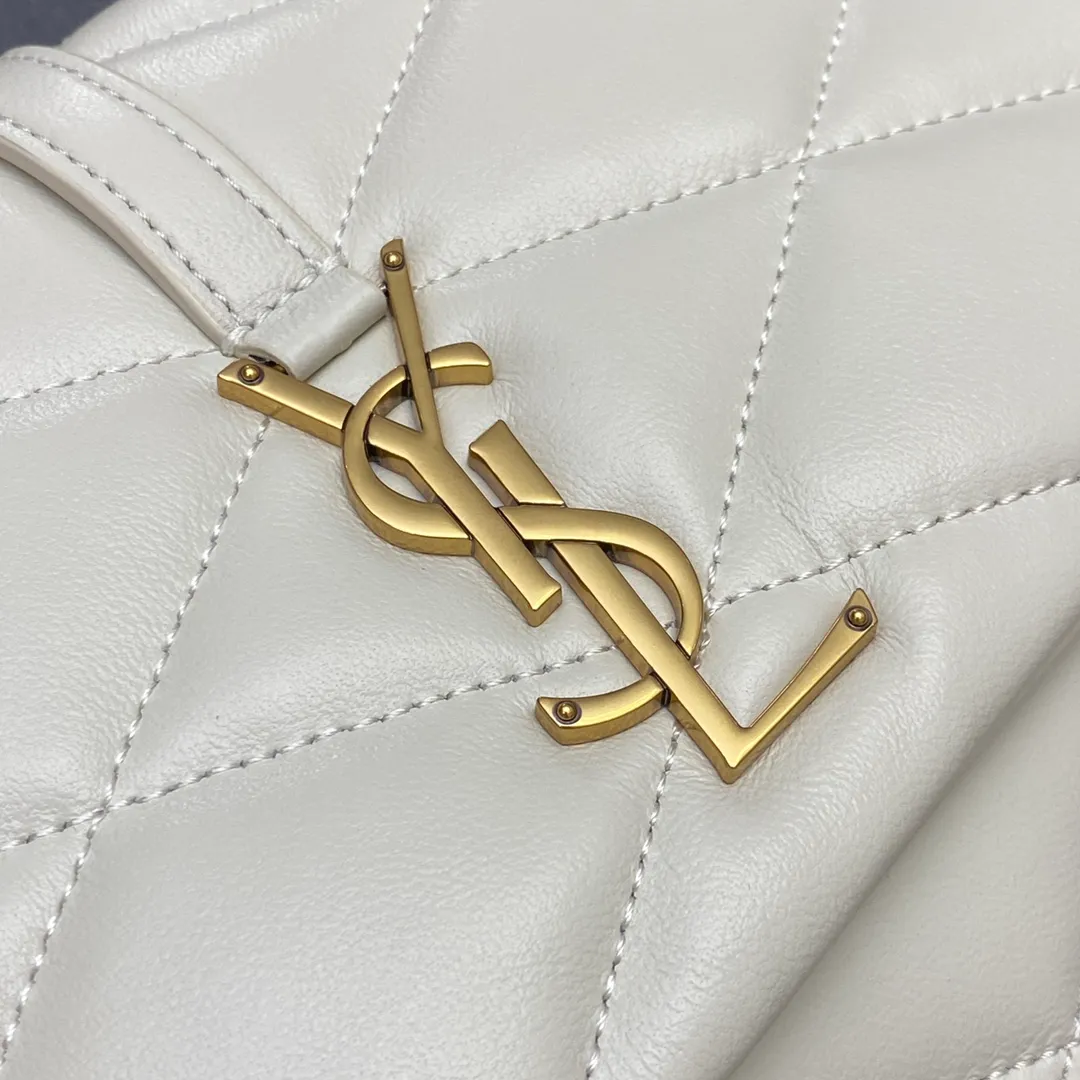 White sheepskin/antique gold 🌈LE 57 series quilted armpit bag. These days, if you don’t have an armpit bag, you’d be embarrassed to say you’re a trendy person, right? The entire bag adopts diamond-shaped quilting technology, and the metal logo decoration on the front adds a finishing touch. Exquisite workmanship and romantic sentiment meet and blend! The original Italian lamb leather feels soft and comfortable, so soft that I always want to wear it! For banquets, you can wear it with any other outfit. It can be used casually or as a goddess. It is a versatile tool👍20220750 Model: 698567 [original leather] Size: 24×18×5.5cm
