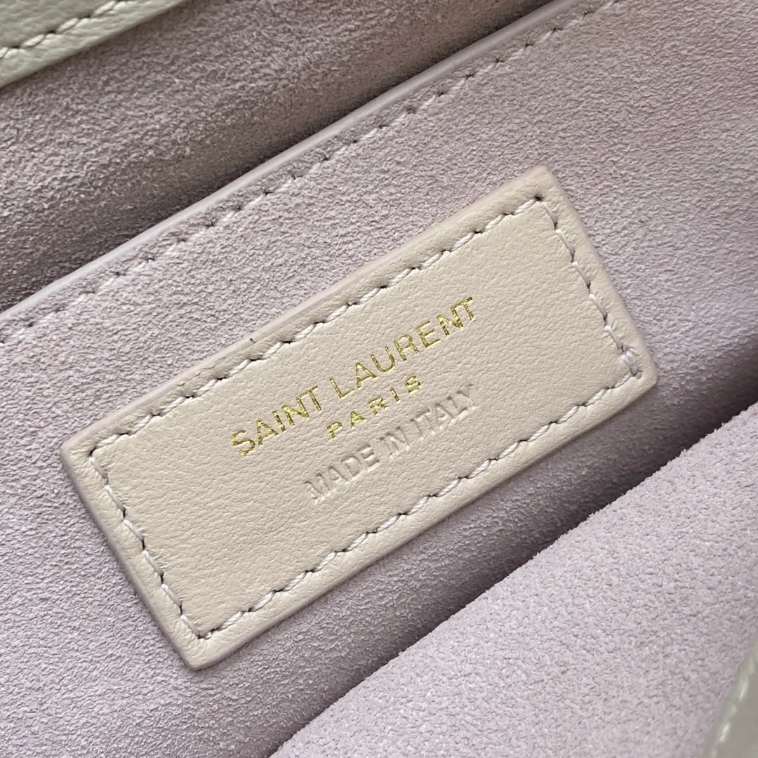 White sheepskin/antique gold 🌈LE 57 series quilted armpit bag. These days, if you don’t have an armpit bag, you’d be embarrassed to say you’re a trendy person, right? The entire bag adopts diamond-shaped quilting technology, and the metal logo decoration on the front adds a finishing touch. Exquisite workmanship and romantic sentiment meet and blend! The original Italian lamb leather feels soft and comfortable, so soft that I always want to wear it! For banquets, you can wear it with any other outfit. It can be used casually or as a goddess. It is a versatile tool👍20220750 Model: 698567 [original leather] Size: 24×18×5.5cm