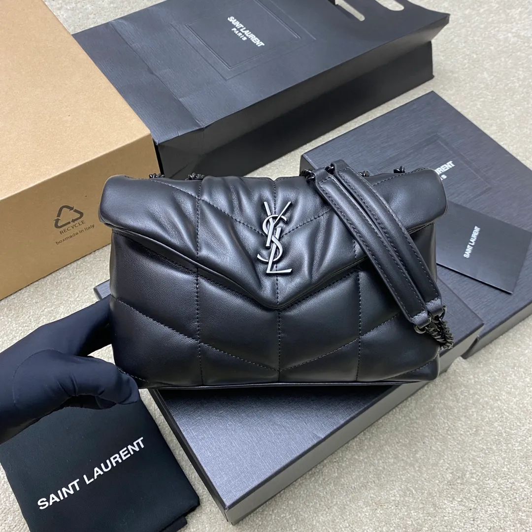 💰1440 Black Sheepskin/Gun 🌈𝙇𝙤𝙪𝙇𝙤𝙪 𝙥𝙪𝙛𝙛𝙚𝙧～LOULOU PUFFER new mini double chain quilted lambskin bag, super popular style counter, the latest mini size! Made of original ZP leather, it feels soft and delicate, and it is as cute as a marshmallow when you take it out! The bag has an inner zippered pocket for mobile phones and valuables, and a card slot for cards. Apart from this, there are no extra inner pockets. Although it is small, it has all the essentials and can be used as you like👍20230720 Model: 759337 [original leather] Size: 23x15.5x5.8cm