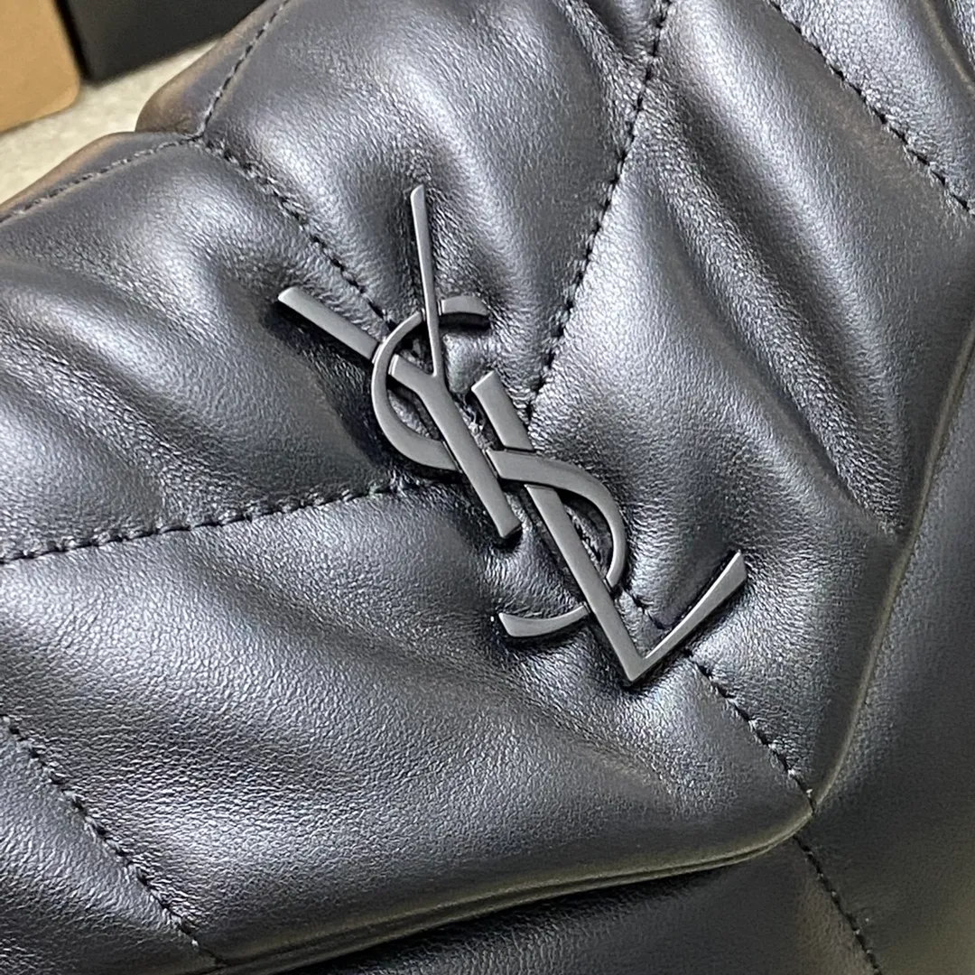 💰1440 Black Sheepskin/Gun 🌈𝙇𝙤𝙪𝙇𝙤𝙪 𝙥𝙪𝙛𝙛𝙚𝙧～LOULOU PUFFER new mini double chain quilted lambskin bag, super popular style counter, the latest mini size! Made of original ZP leather, it feels soft and delicate, and it is as cute as a marshmallow when you take it out! The bag has an inner zippered pocket for mobile phones and valuables, and a card slot for cards. Apart from this, there are no extra inner pockets. Although it is small, it has all the essentials and can be used as you like👍20230720 Model: 759337 [original leather] Size: 23x15.5x5.8cm