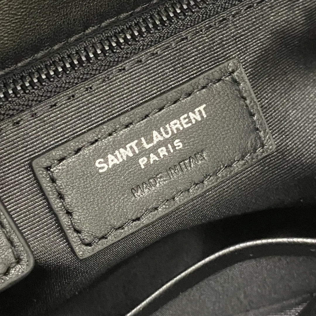 💰1440 Black Sheepskin/Gun 🌈𝙇𝙤𝙪𝙇𝙤𝙪 𝙥𝙪𝙛𝙛𝙚𝙧～LOULOU PUFFER new mini double chain quilted lambskin bag, super popular style counter, the latest mini size! Made of original ZP leather, it feels soft and delicate, and it is as cute as a marshmallow when you take it out! The bag has an inner zippered pocket for mobile phones and valuables, and a card slot for cards. Apart from this, there are no extra inner pockets. Although it is small, it has all the essentials and can be used as you like👍20230720 Model: 759337 [original leather] Size: 23x15.5x5.8cm