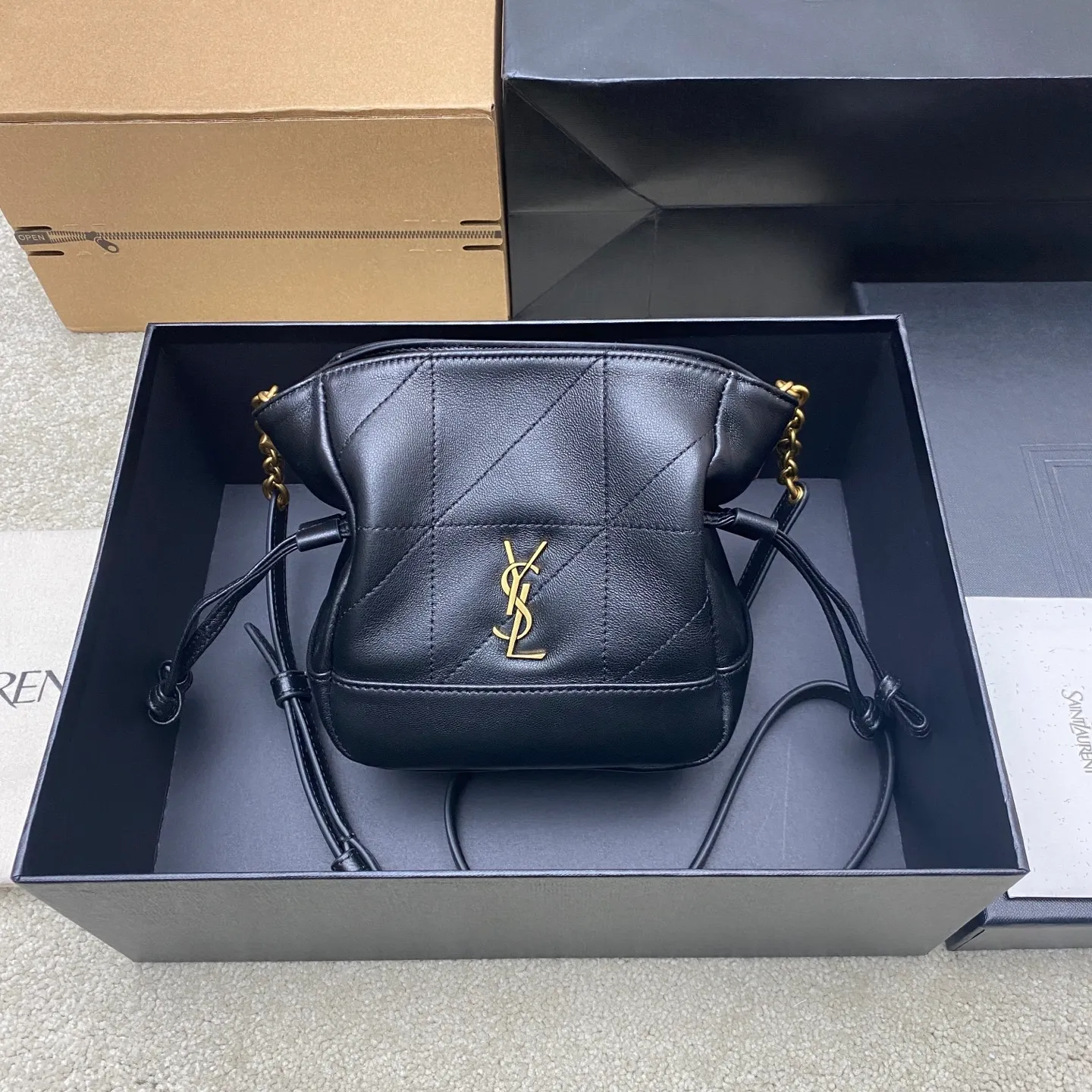 Black sheepskin/antique gold 🌈YSL’s latest cross-body lucky bag mini size is now available! The new size of the lucky bag is so cute, let’s plant it together. Jamie 4.3 large po designers really understand what consumers need🉑️Many tote bag designs cannot achieve both beauty and practicality, but! This tote did it! It is light, compact and cute, and its capacity is very good. And it’s very elegant! It is a practical tote with online design and full of luxury. Can this be said? 20250680 Model: 859174 [original leather] Size: 14.5×15.5×8cm