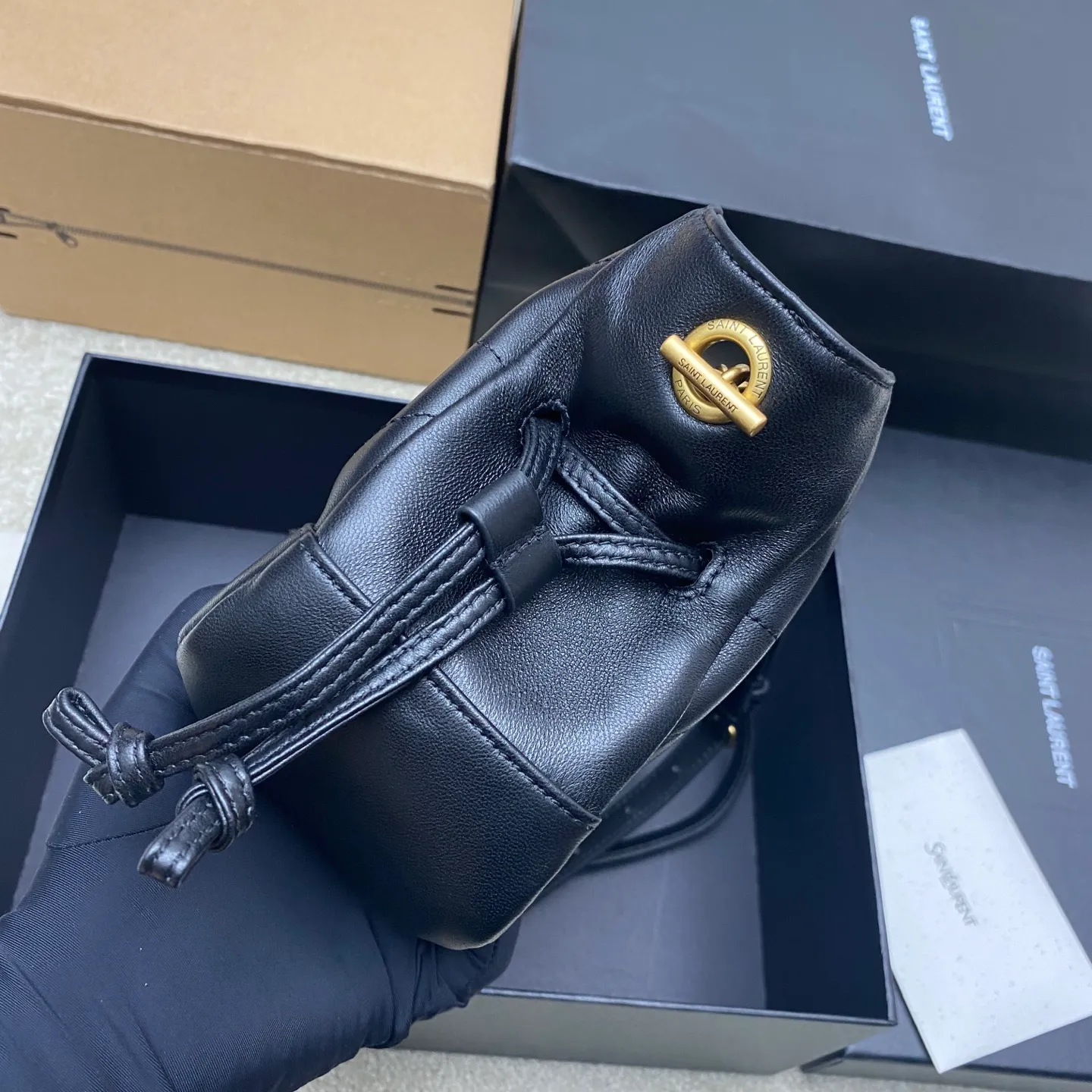 Black sheepskin/antique gold 🌈YSL’s latest cross-body lucky bag mini size is now available! The new size of the lucky bag is so cute, let’s plant it together. Jamie 4.3 large po designers really understand what consumers need🉑️Many tote bag designs cannot achieve both beauty and practicality, but! This tote did it! It is light, compact and cute, and its capacity is very good. And it’s very elegant! It is a practical tote with online design and full of luxury. Can this be said? 20250680 Model: 859174 [original leather] Size: 14.5×15.5×8cm