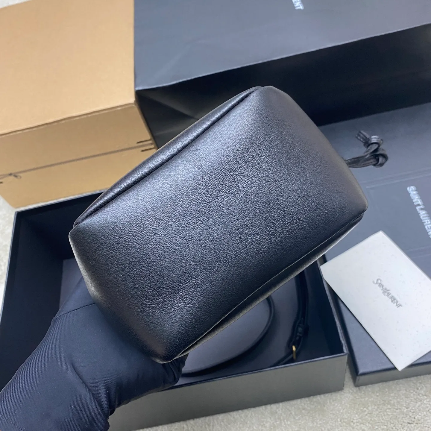 Black sheepskin/antique gold 🌈YSL’s latest cross-body lucky bag mini size is now available! The new size of the lucky bag is so cute, let’s plant it together. Jamie 4.3 large po designers really understand what consumers need🉑️Many tote bag designs cannot achieve both beauty and practicality, but! This tote did it! It is light, compact and cute, and its capacity is very good. And it’s very elegant! It is a practical tote with online design and full of luxury. Can this be said? 20250680 Model: 859174 [original leather] Size: 14.5×15.5×8cm
