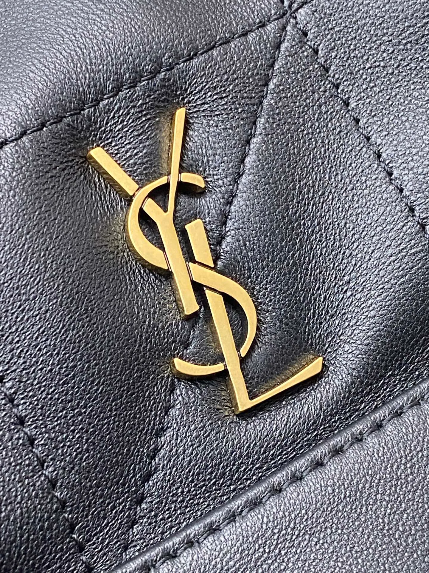 Black sheepskin/antique gold 🌈YSL’s latest cross-body lucky bag mini size is now available! The new size of the lucky bag is so cute, let’s plant it together. Jamie 4.3 large po designers really understand what consumers need🉑️Many tote bag designs cannot achieve both beauty and practicality, but! This tote did it! It is light, compact and cute, and its capacity is very good. And it’s very elegant! It is a practical tote with online design and full of luxury. Can this be said? 20250680 Model: 859174 [original leather] Size: 14.5×15.5×8cm
