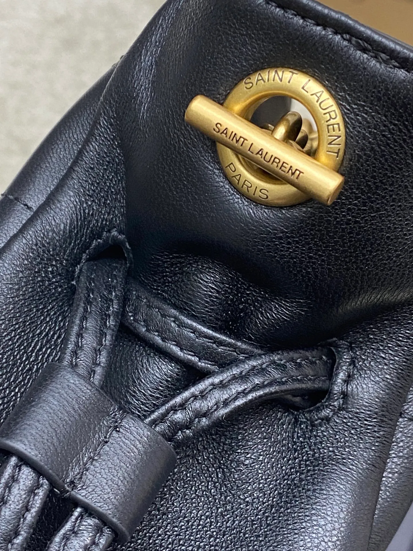 Black sheepskin/antique gold 🌈YSL’s latest cross-body lucky bag mini size is now available! The new size of the lucky bag is so cute, let’s plant it together. Jamie 4.3 large po designers really understand what consumers need🉑️Many tote bag designs cannot achieve both beauty and practicality, but! This tote did it! It is light, compact and cute, and its capacity is very good. And it’s very elegant! It is a practical tote with online design and full of luxury. Can this be said? 20250680 Model: 859174 [original leather] Size: 14.5×15.5×8cm