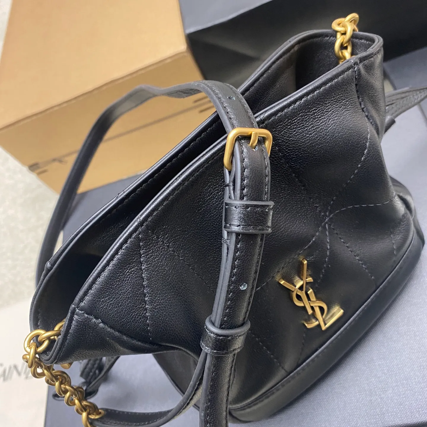 Black sheepskin/antique gold 🌈YSL’s latest cross-body lucky bag mini size is now available! The new size of the lucky bag is so cute, let’s plant it together. Jamie 4.3 large po designers really understand what consumers need🉑️Many tote bag designs cannot achieve both beauty and practicality, but! This tote did it! It is light, compact and cute, and its capacity is very good. And it’s very elegant! It is a practical tote with online design and full of luxury. Can this be said? 20250680 Model: 859174 [original leather] Size: 14.5×15.5×8cm