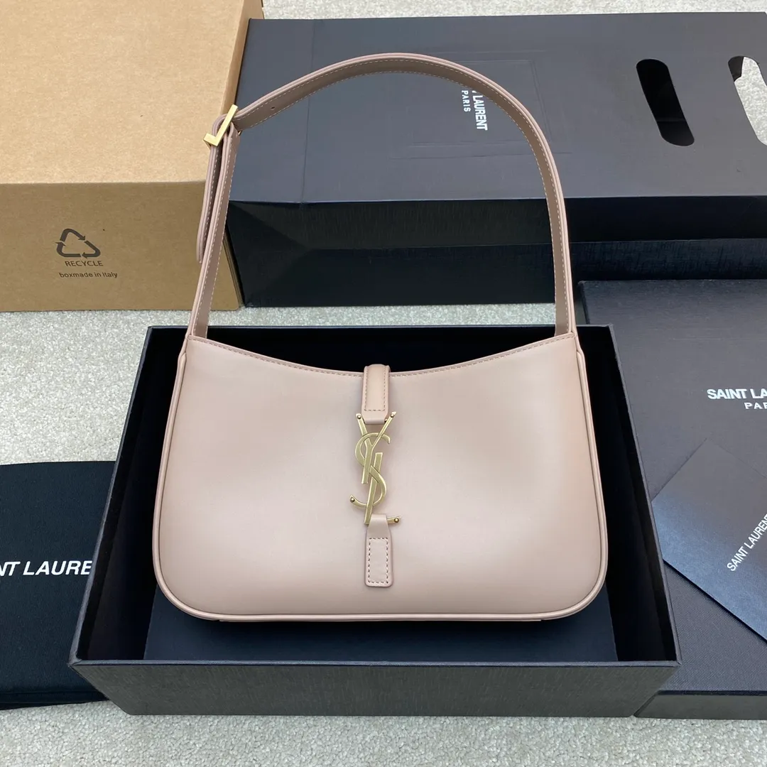 💰1360 Rose Sand/Gold Buckle 🌈2023 Spring and Summer New Color Armpit Bag Wandering Bag! One of this year’s treasure bags👍Minimalist shape + metal logo buckle opening and closing design Adjustable shoulder straps Simple, beautiful and high-end feeling The bag is light and easy to match The wife is so beautiful l The bag has sufficient capacity💋20210680 Model: 657228 [Original leather] Size: 24.5*14*6cm