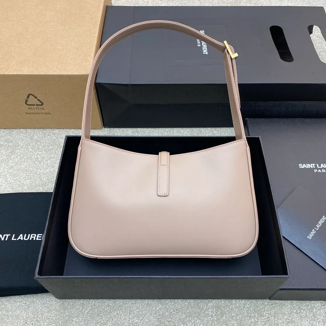 💰1360 Rose Sand/Gold Buckle 🌈2023 Spring and Summer New Color Armpit Bag Wandering Bag! One of this year’s treasure bags👍Minimalist shape + metal logo buckle opening and closing design Adjustable shoulder straps Simple, beautiful and high-end feeling The bag is light and easy to match The wife is so beautiful l The bag has sufficient capacity💋20210680 Model: 657228 [Original leather] Size: 24.5*14*6cm
