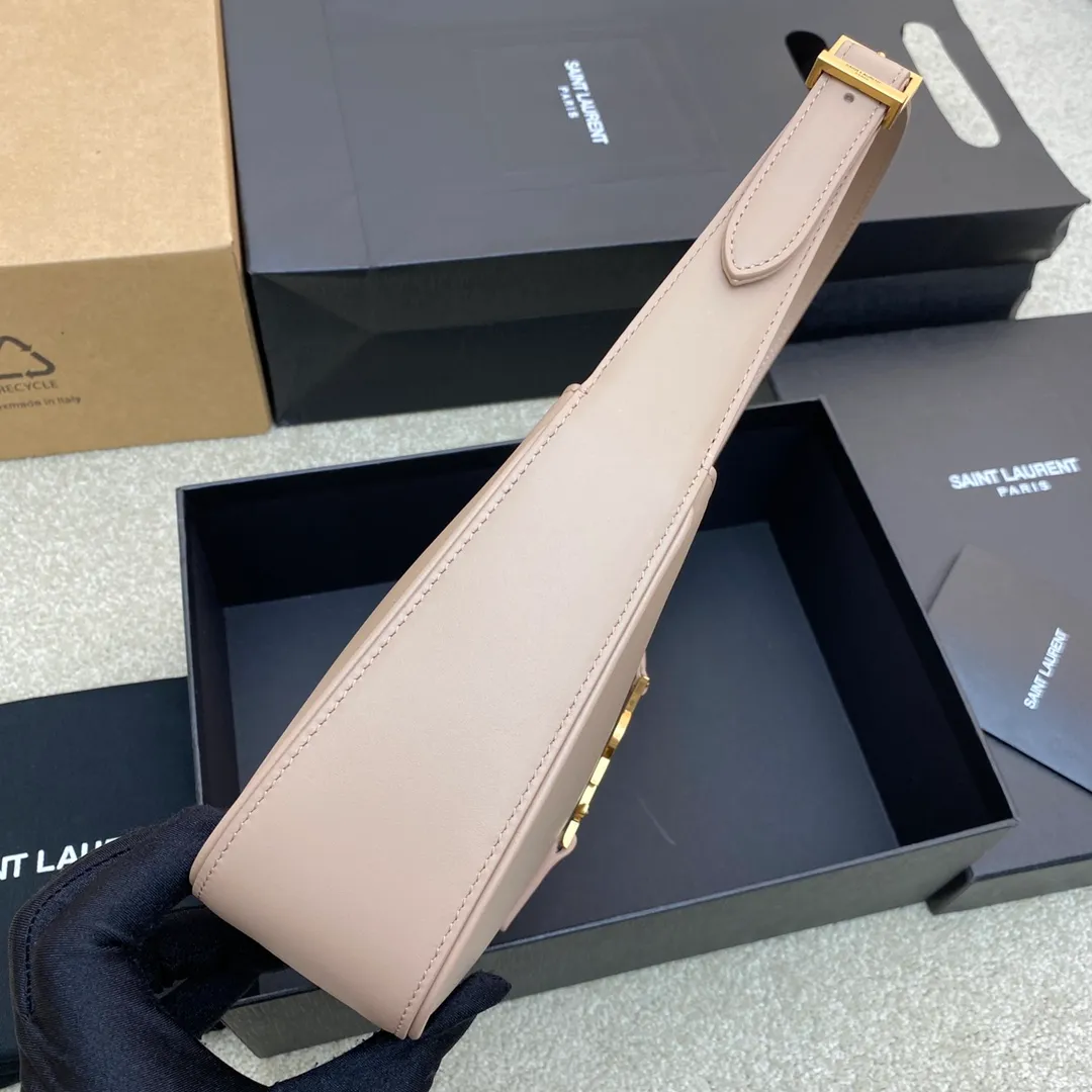 💰1360 Rose Sand/Gold Buckle 🌈2023 Spring and Summer New Color Armpit Bag Wandering Bag! One of this year’s treasure bags👍Minimalist shape + metal logo buckle opening and closing design Adjustable shoulder straps Simple, beautiful and high-end feeling The bag is light and easy to match The wife is so beautiful l The bag has sufficient capacity💋20210680 Model: 657228 [Original leather] Size: 24.5*14*6cm