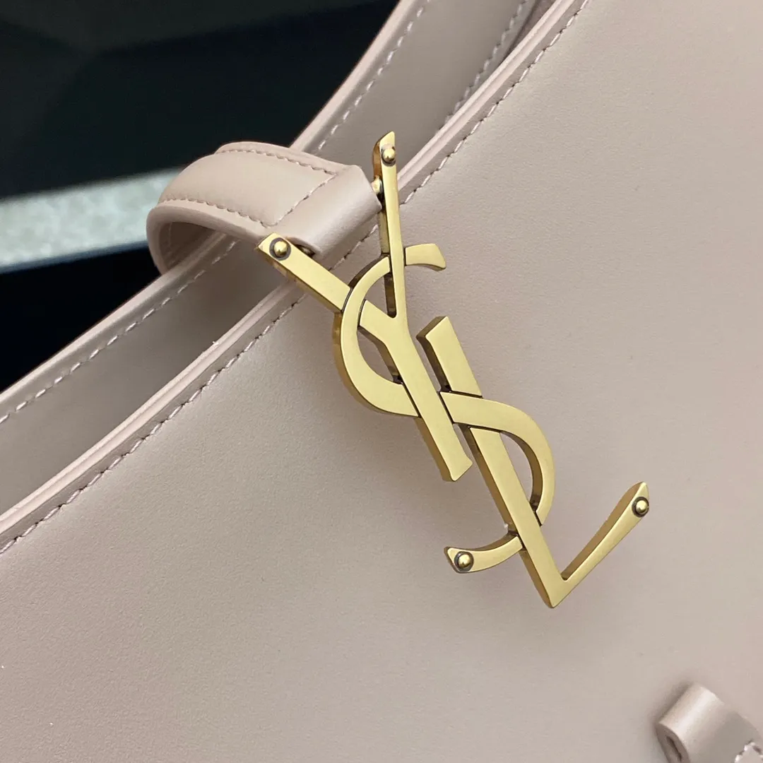 💰1360 Rose Sand/Gold Buckle 🌈2023 Spring and Summer New Color Armpit Bag Wandering Bag! One of this year’s treasure bags👍Minimalist shape + metal logo buckle opening and closing design Adjustable shoulder straps Simple, beautiful and high-end feeling The bag is light and easy to match The wife is so beautiful l The bag has sufficient capacity💋20210680 Model: 657228 [Original leather] Size: 24.5*14*6cm