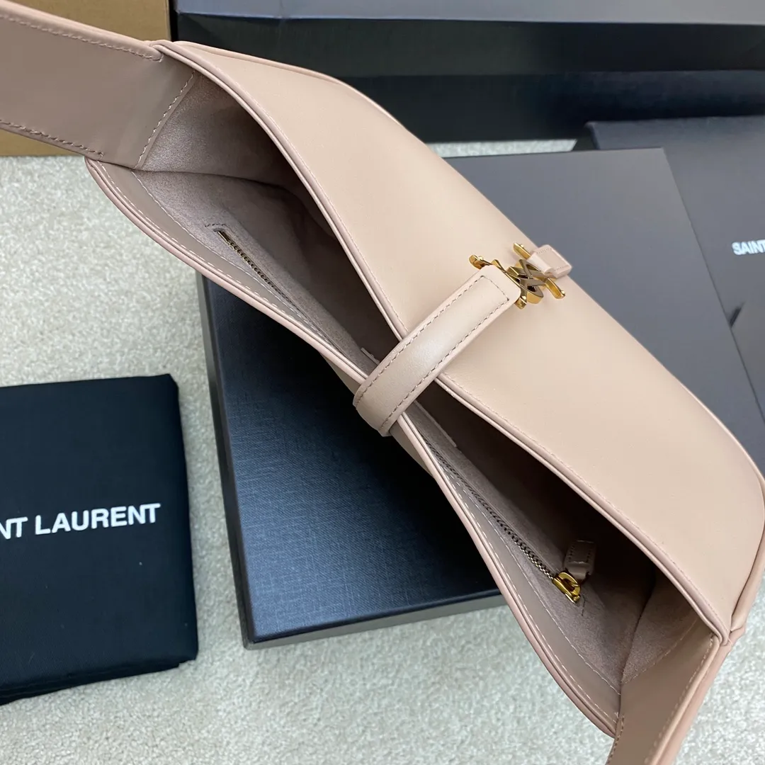 💰1360 Rose Sand/Gold Buckle 🌈2023 Spring and Summer New Color Armpit Bag Wandering Bag! One of this year’s treasure bags👍Minimalist shape + metal logo buckle opening and closing design Adjustable shoulder straps Simple, beautiful and high-end feeling The bag is light and easy to match The wife is so beautiful l The bag has sufficient capacity💋20210680 Model: 657228 [Original leather] Size: 24.5*14*6cm