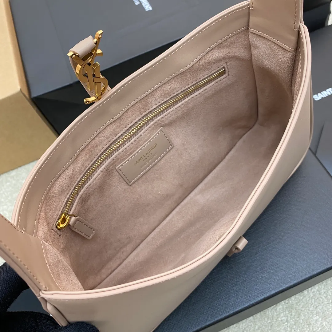💰1360 Rose Sand/Gold Buckle 🌈2023 Spring and Summer New Color Armpit Bag Wandering Bag! One of this year’s treasure bags👍Minimalist shape + metal logo buckle opening and closing design Adjustable shoulder straps Simple, beautiful and high-end feeling The bag is light and easy to match The wife is so beautiful l The bag has sufficient capacity💋20210680 Model: 657228 [Original leather] Size: 24.5*14*6cm