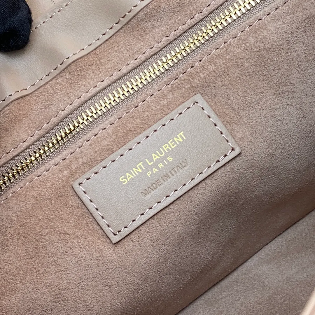 💰1360 Rose Sand/Gold Buckle 🌈2023 Spring and Summer New Color Armpit Bag Wandering Bag! One of this year’s treasure bags👍Minimalist shape + metal logo buckle opening and closing design Adjustable shoulder straps Simple, beautiful and high-end feeling The bag is light and easy to match The wife is so beautiful l The bag has sufficient capacity💋20210680 Model: 657228 [Original leather] Size: 24.5*14*6cm